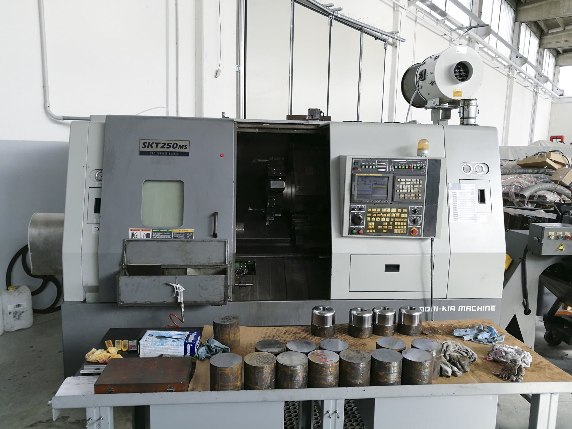 Vista frontale della macchina Hyundai Kia SKT 250 MS