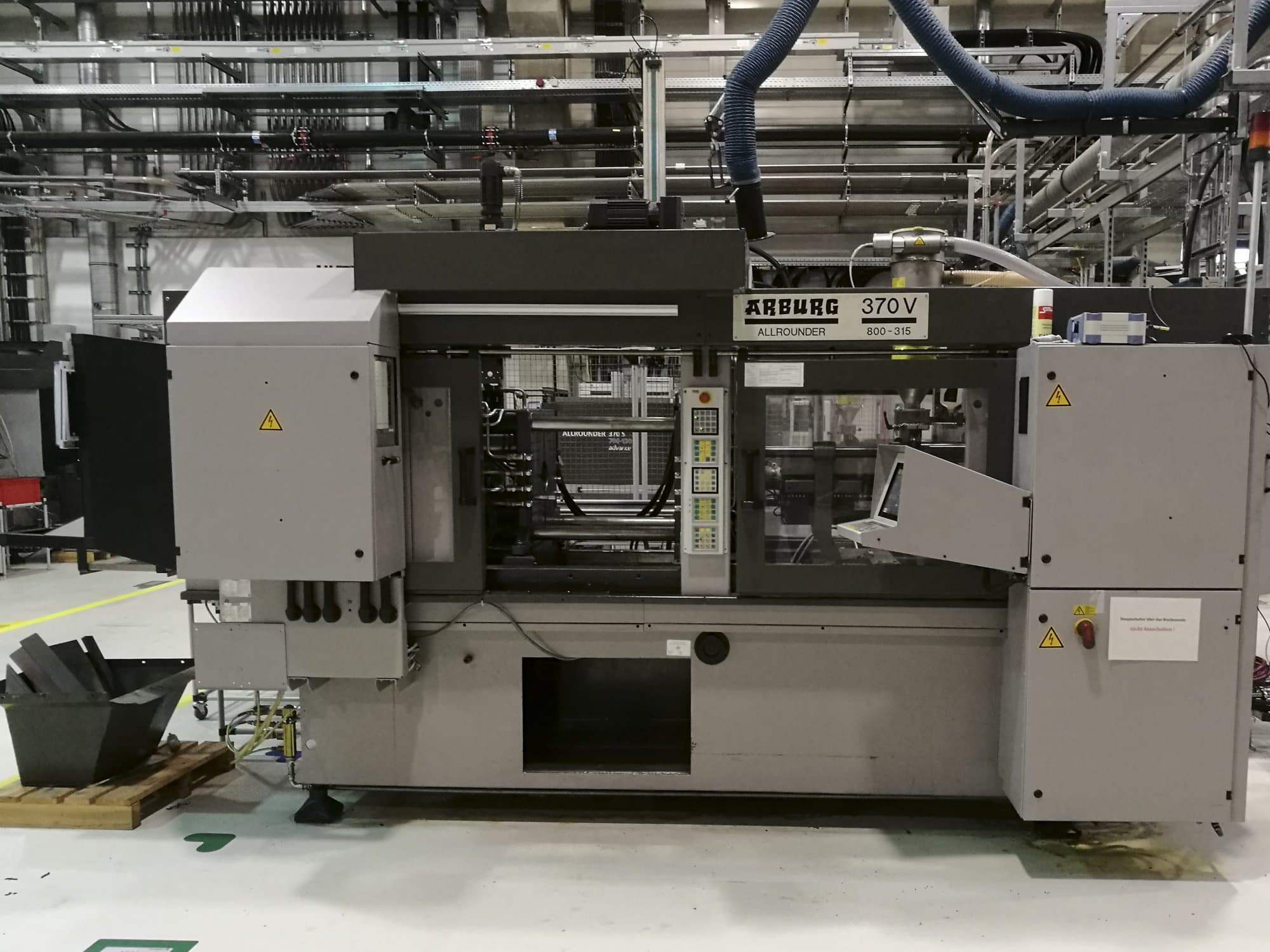 Vista frontale della macchina Arburg 370V 800-315