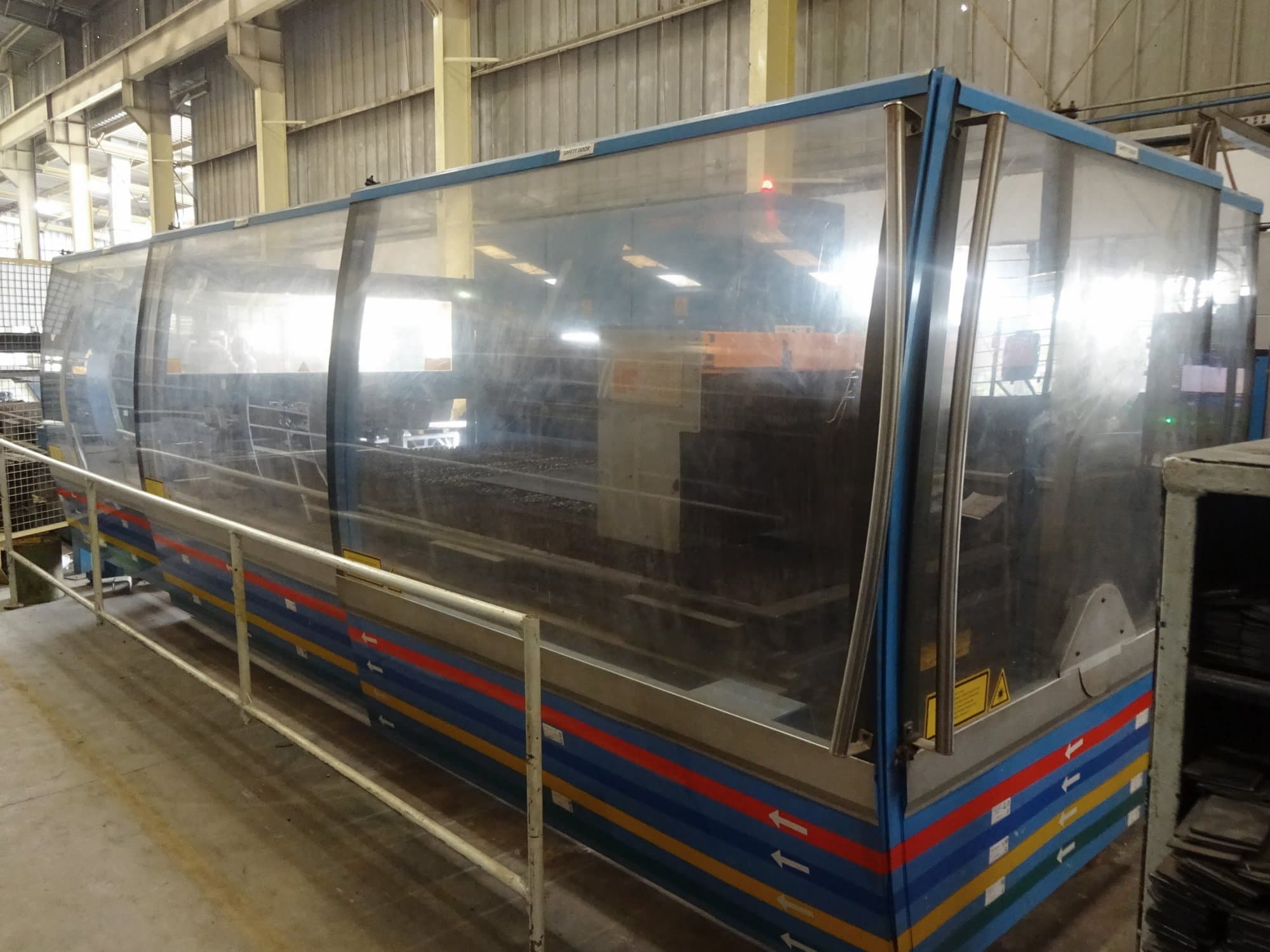 Vista lato destro della macchina Prima Power Platino 2040