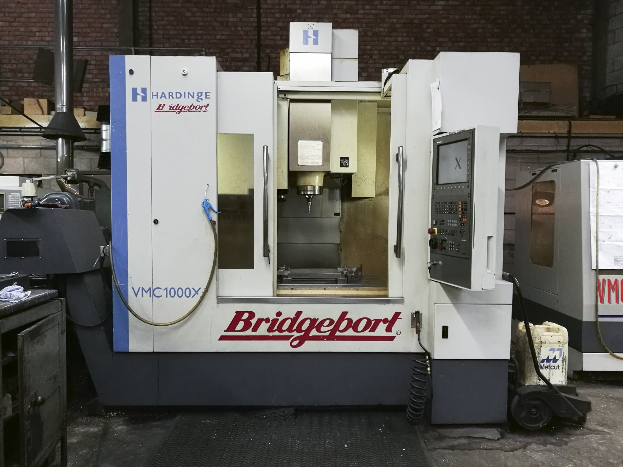 Vista frontale della macchina Bridgeport VMC XP3-1000