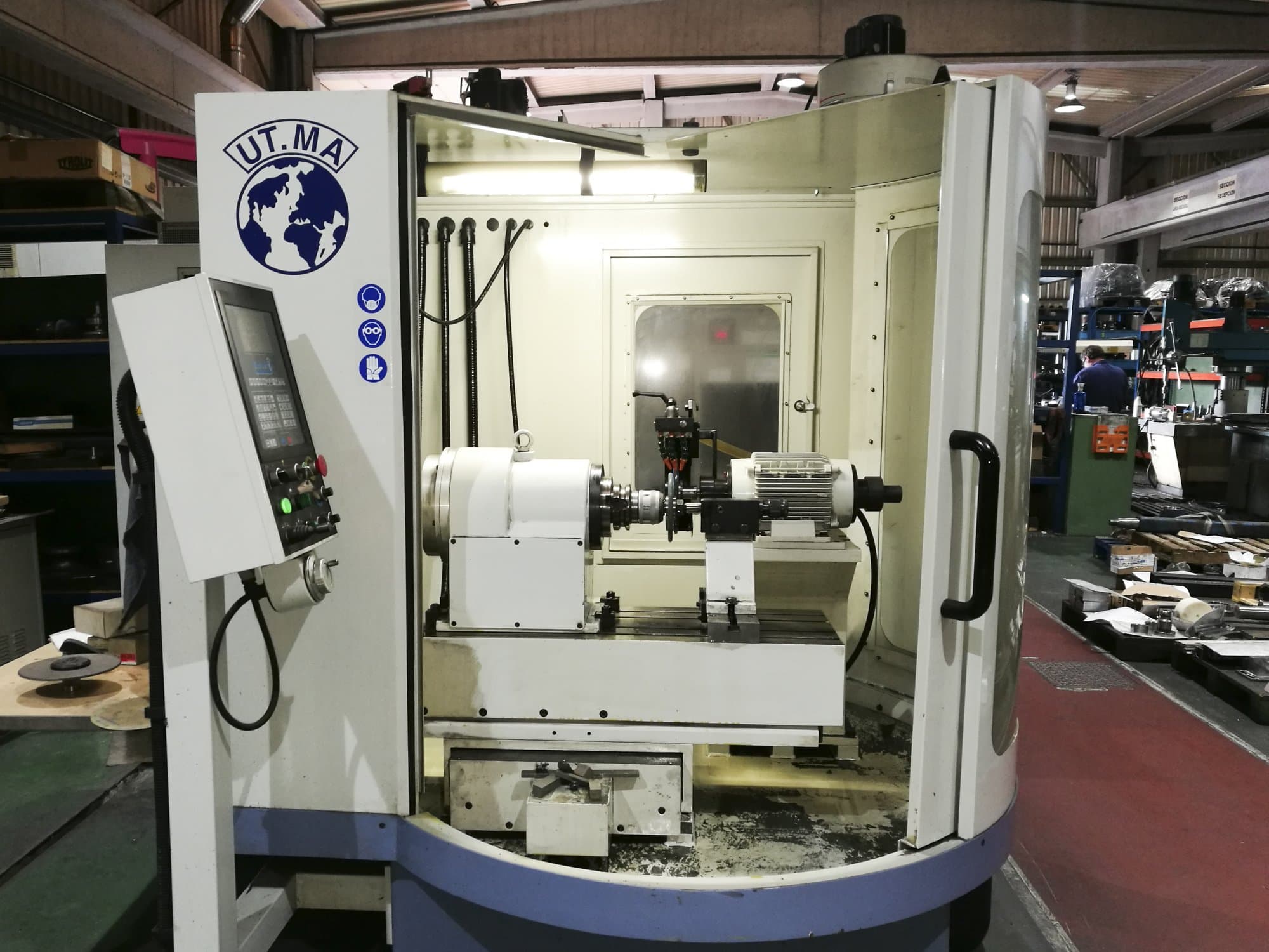 Vista frontale della macchina UT.MA P20 CNC