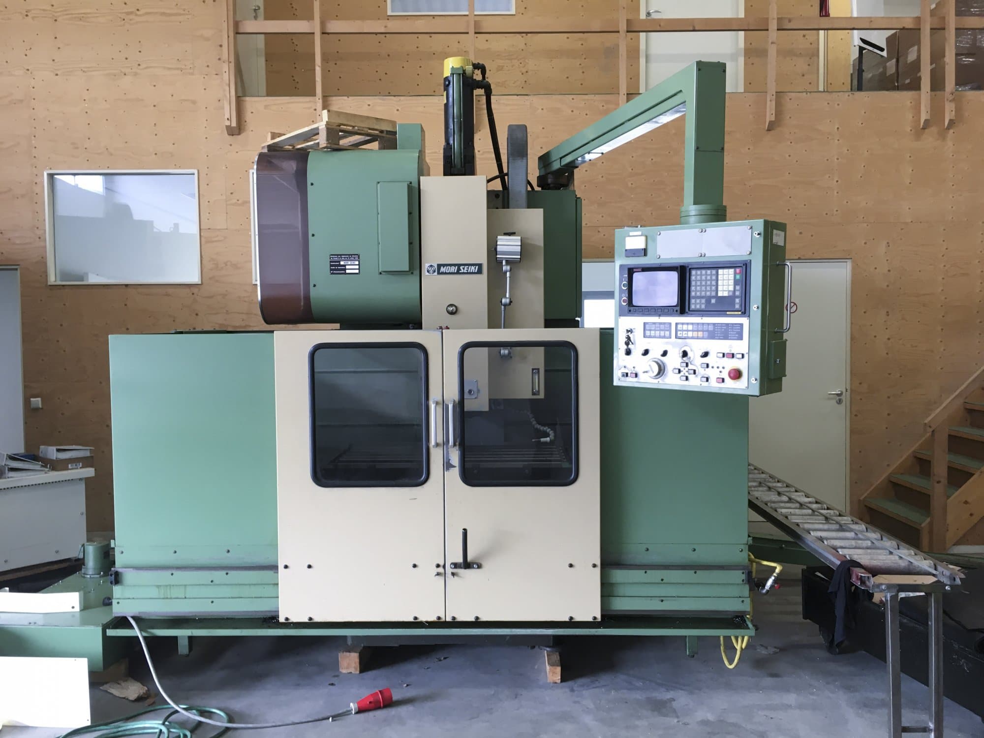 Vista frontale della macchina MORI SEIKI MV-45/40