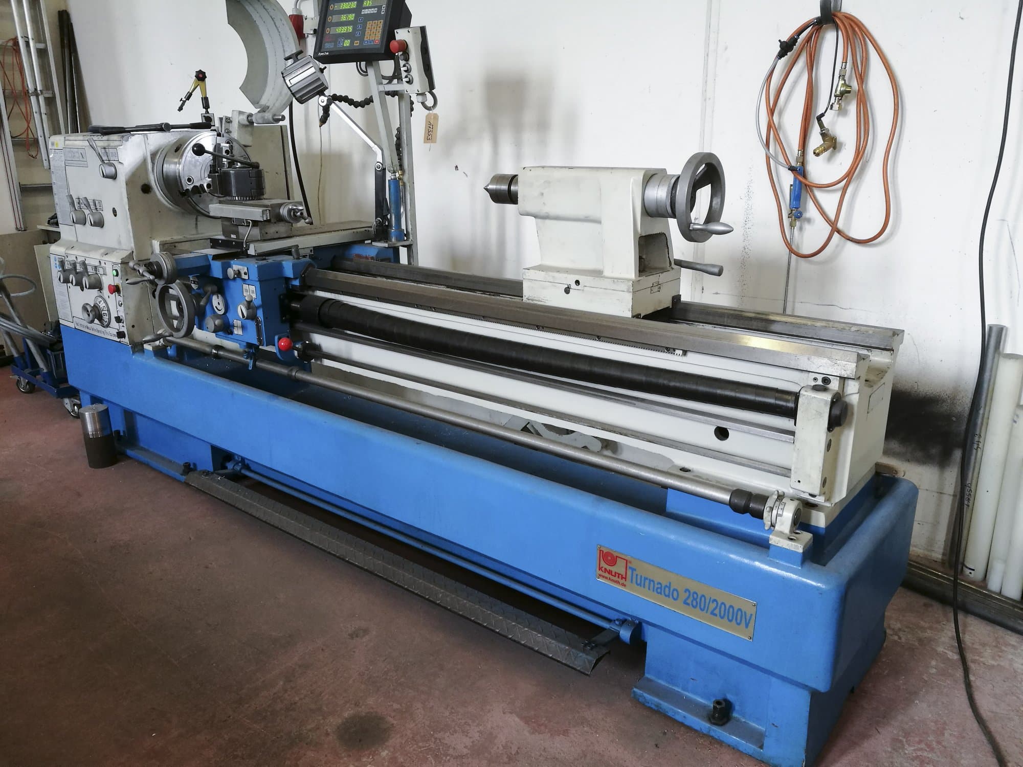 Vista lato destro della macchina KNUTH Turnado 280/2000 V
