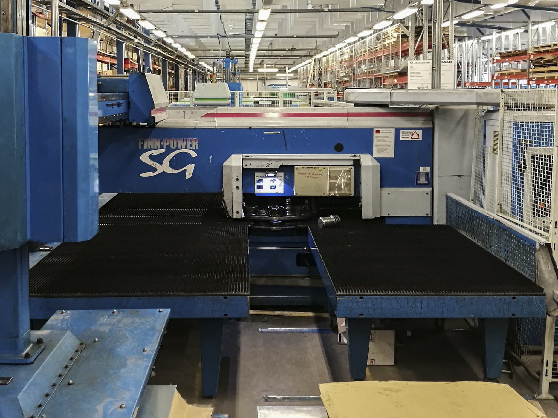Vista frontale della macchina Finn-Power TRS 6 SB