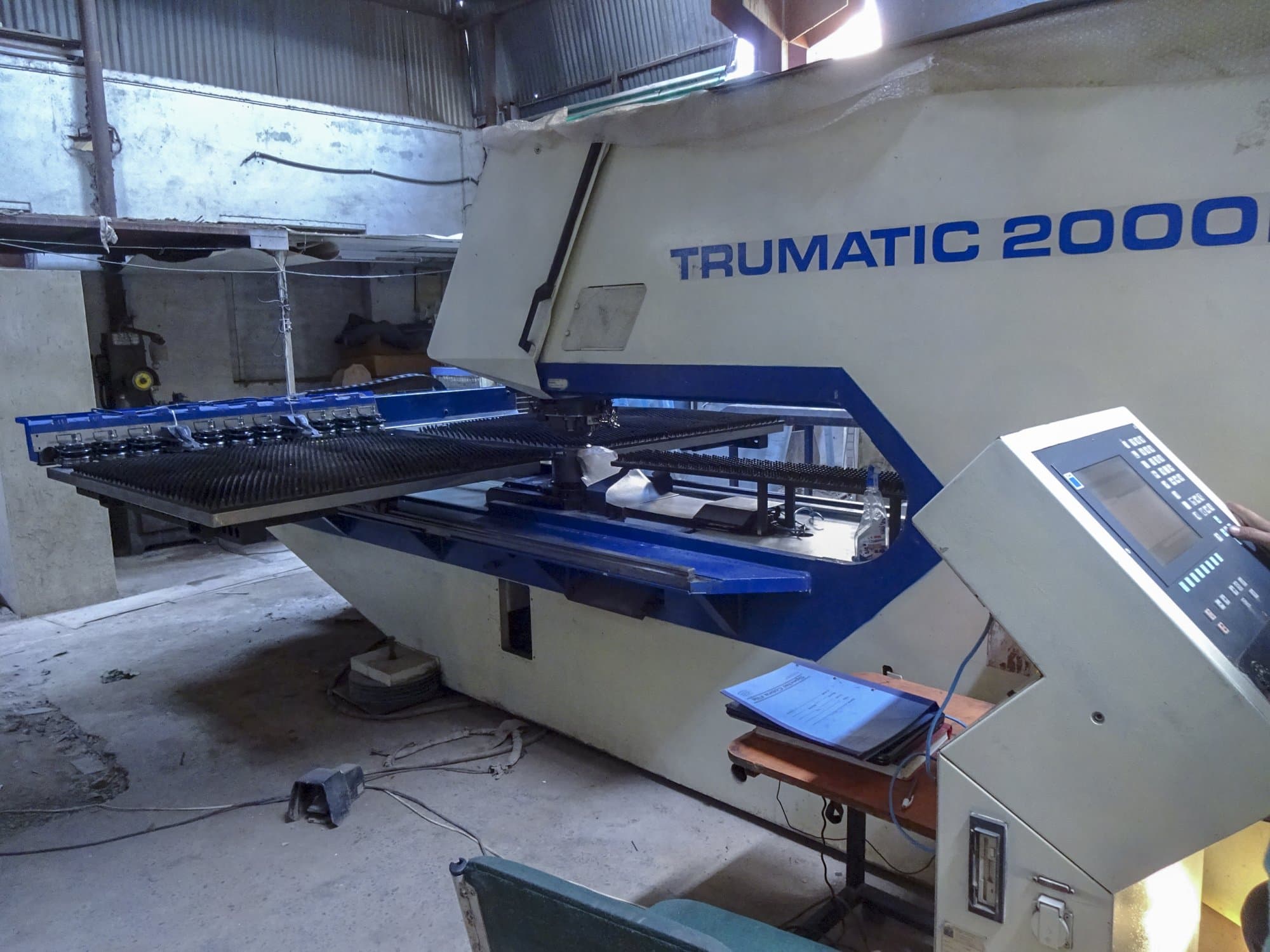 Vista frontale della macchina Trumpf Trumatic 2000 R