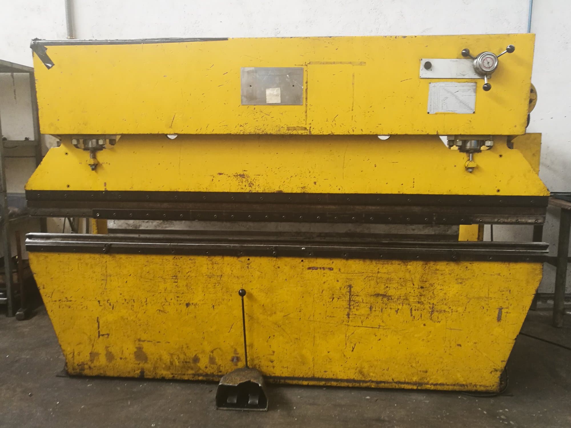 Vista frontale della macchina Ajial 75 Tn