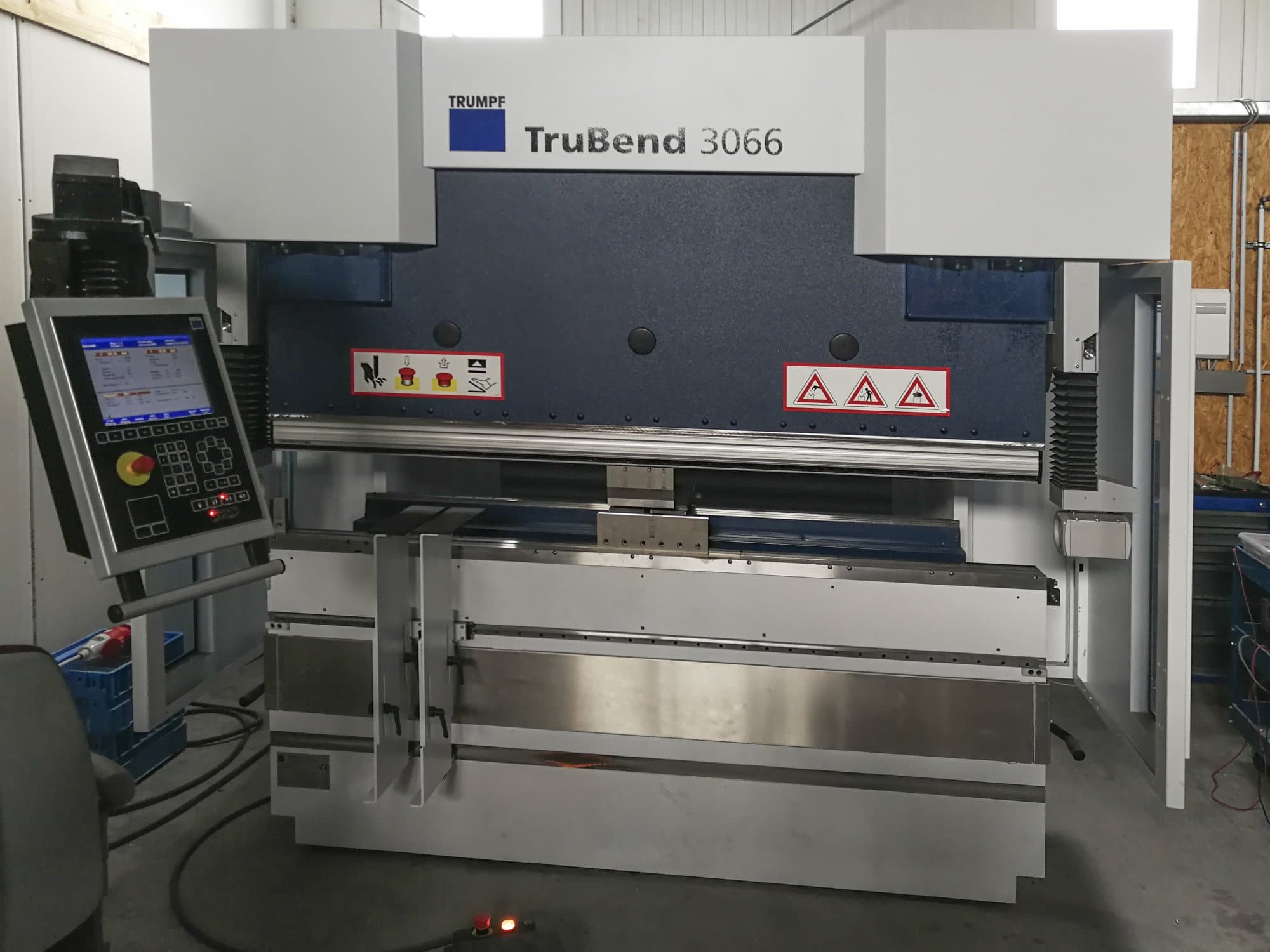 Vista frontale della macchina Trumpf TruBend 3066