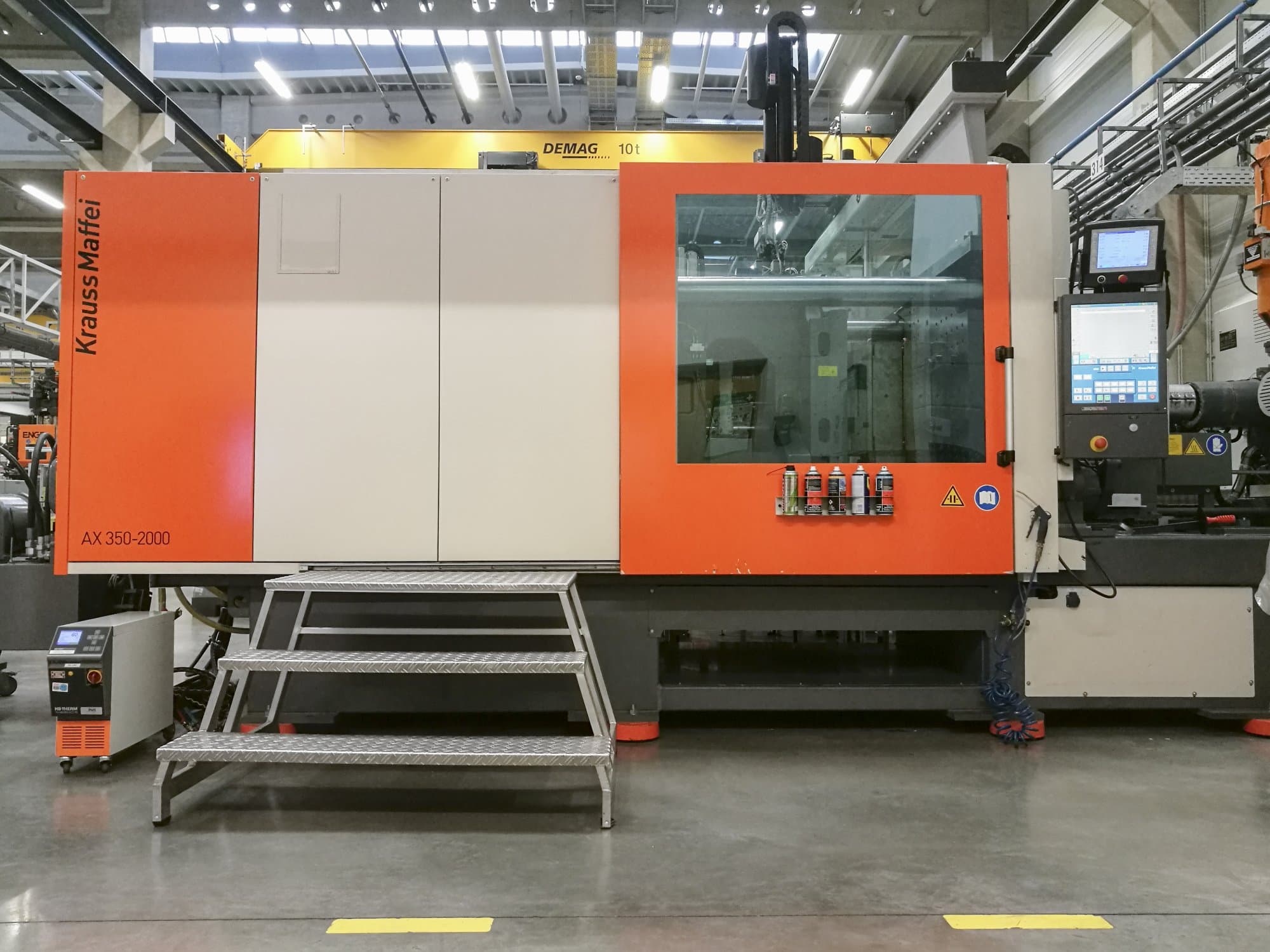 Vista frontale della macchina Krauss Maffei 350-2000 AX