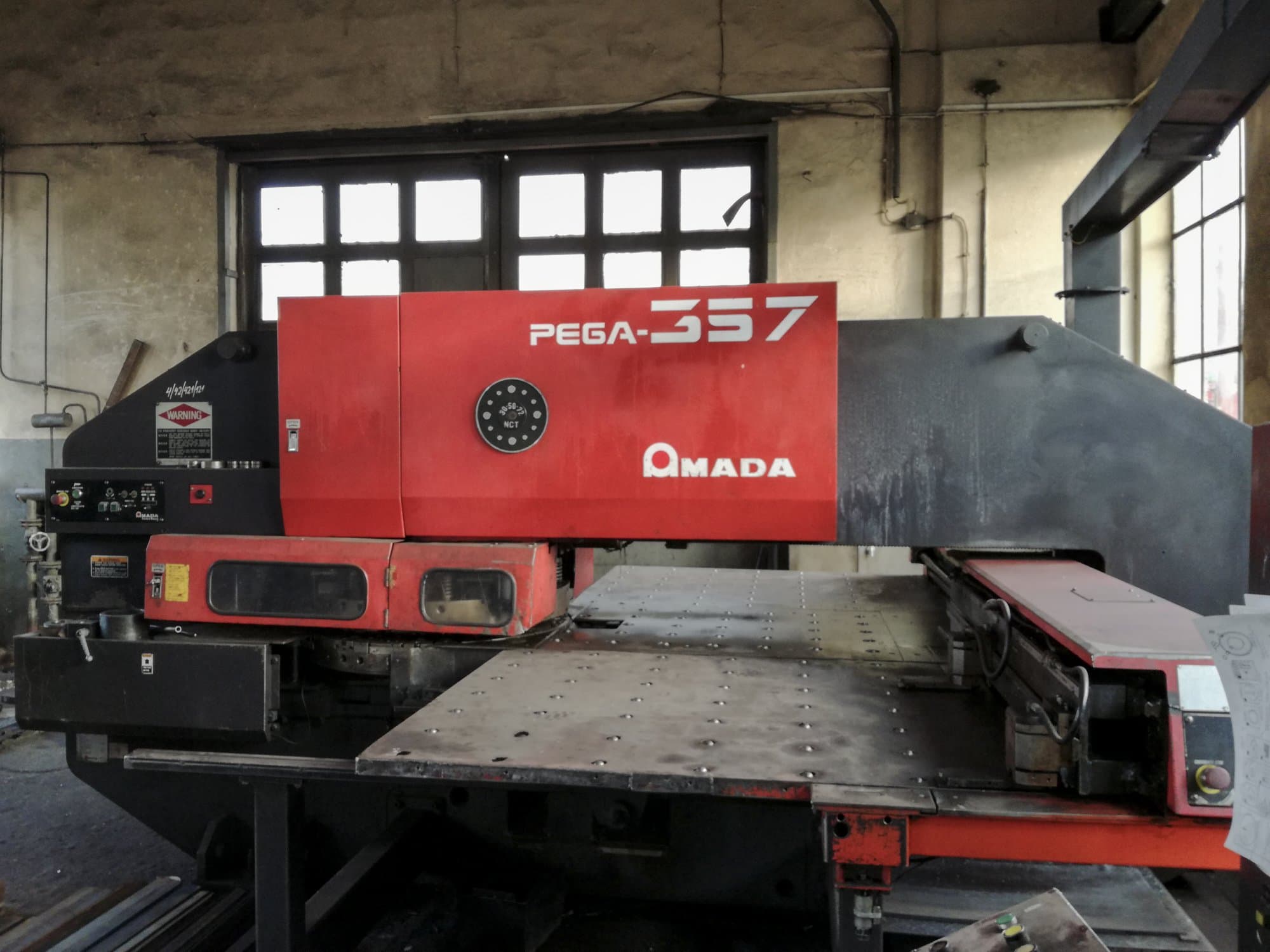 Vista frontale 1 della macchina AMADA PEGA 357