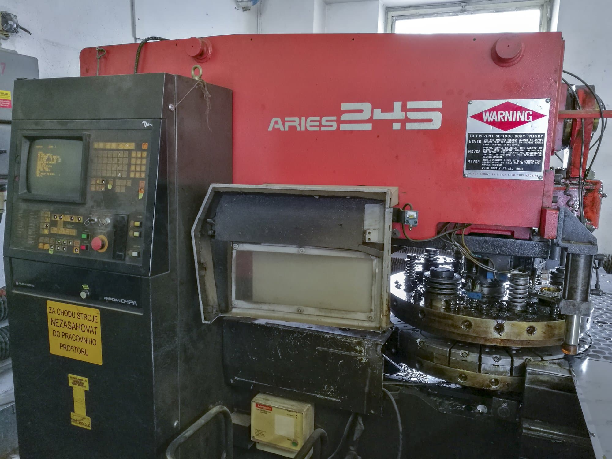 Vista frontale della macchina AMADA ARIES 245