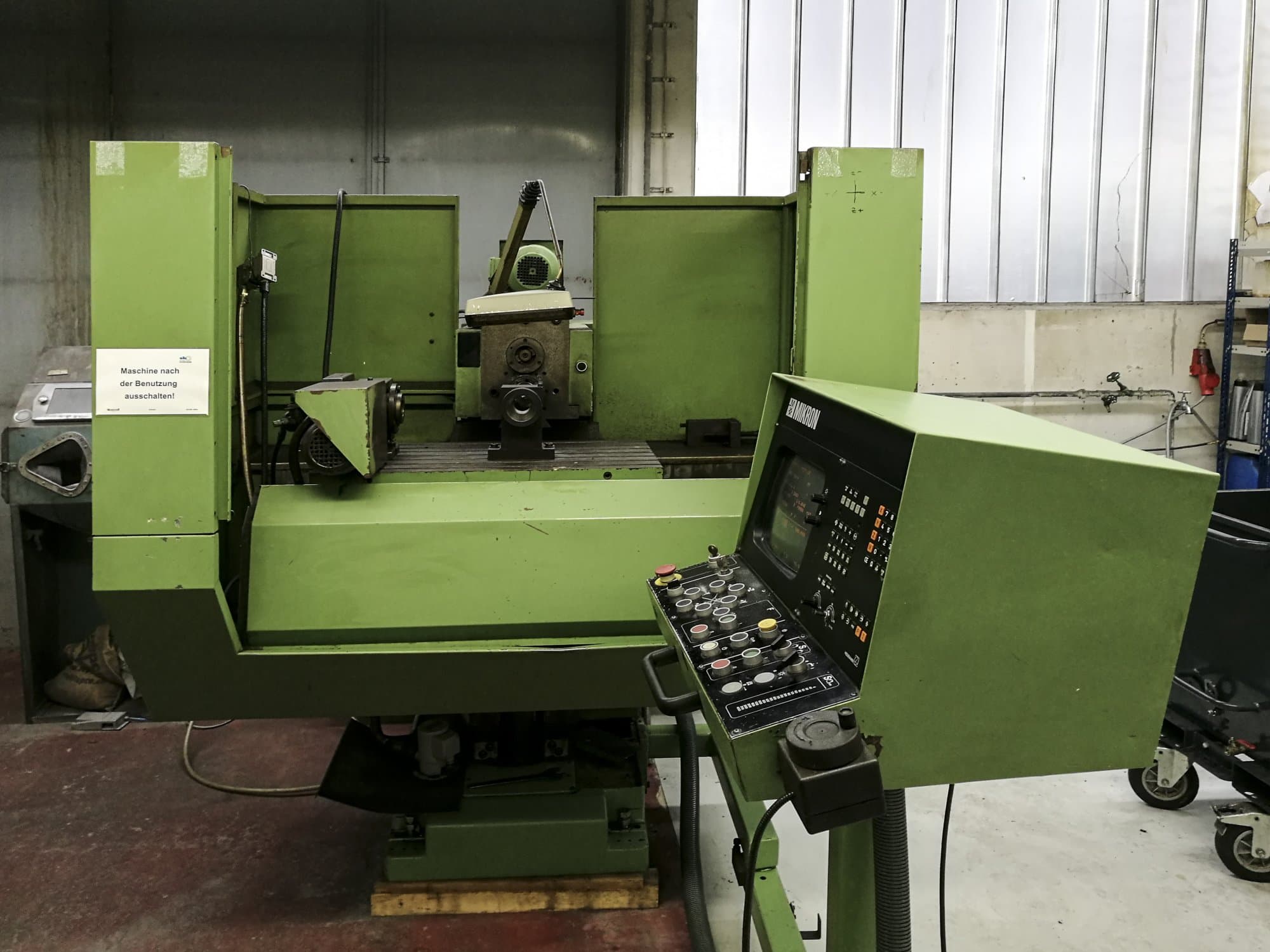 Vista frontale della macchina Mikron WF-31 D
