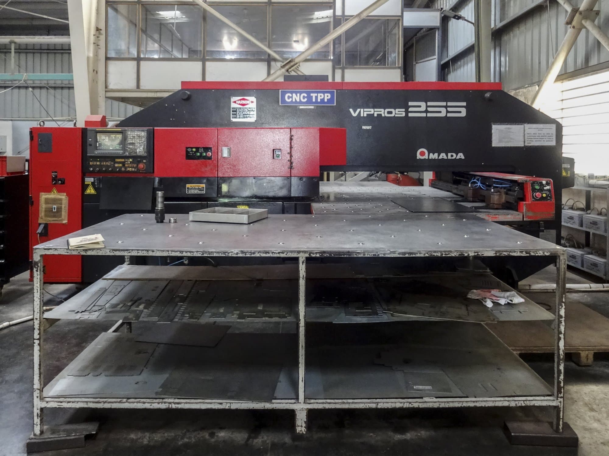 Vista frontale della macchina AMADA Vipros 255