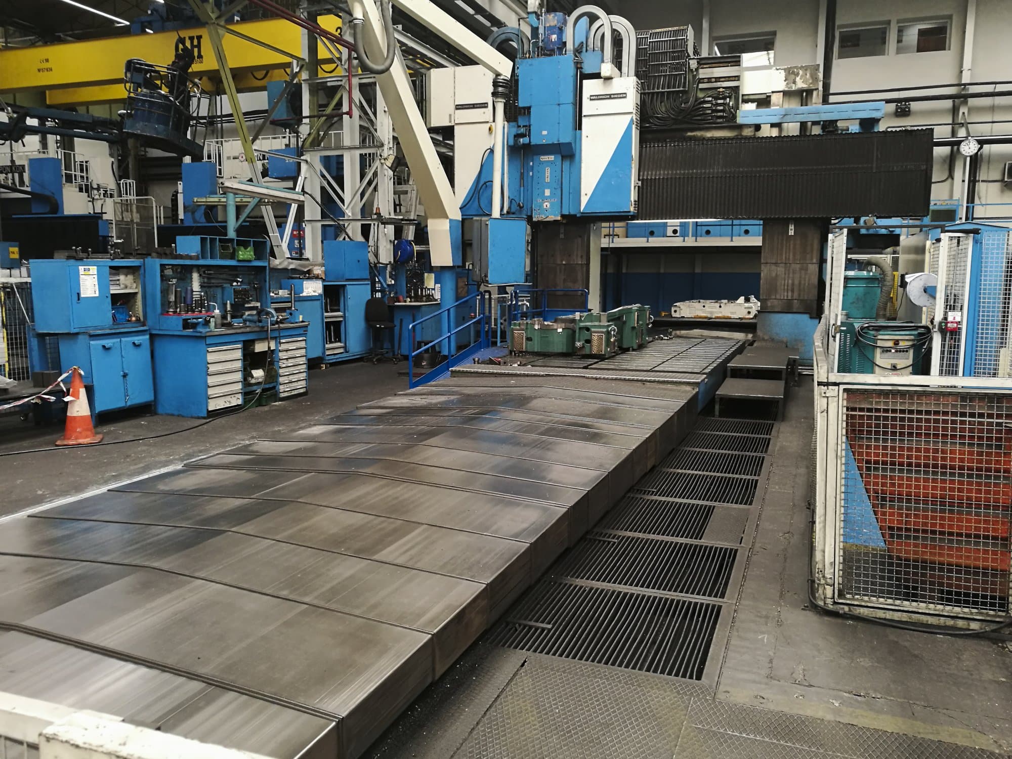 Vista frontale della macchina Waldrich Siegen V/H-AR