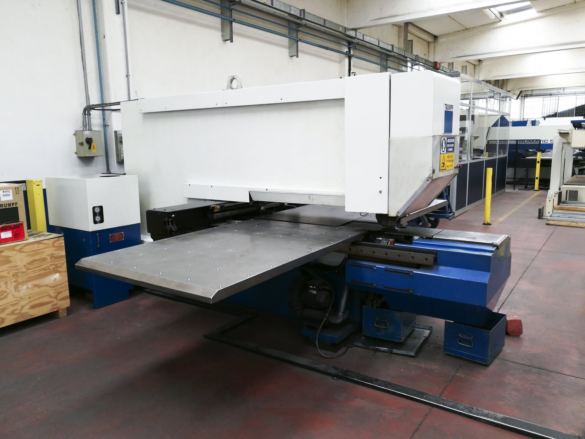 Vista lato sinistro della macchina Trumpf Trumatic 240
