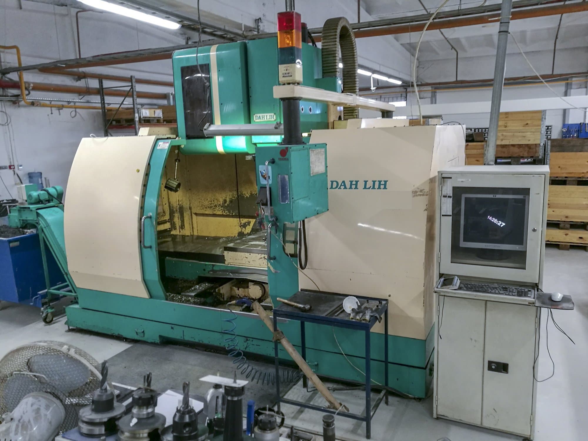 Vista frontale della macchina DAH LIH DL-MCV1250