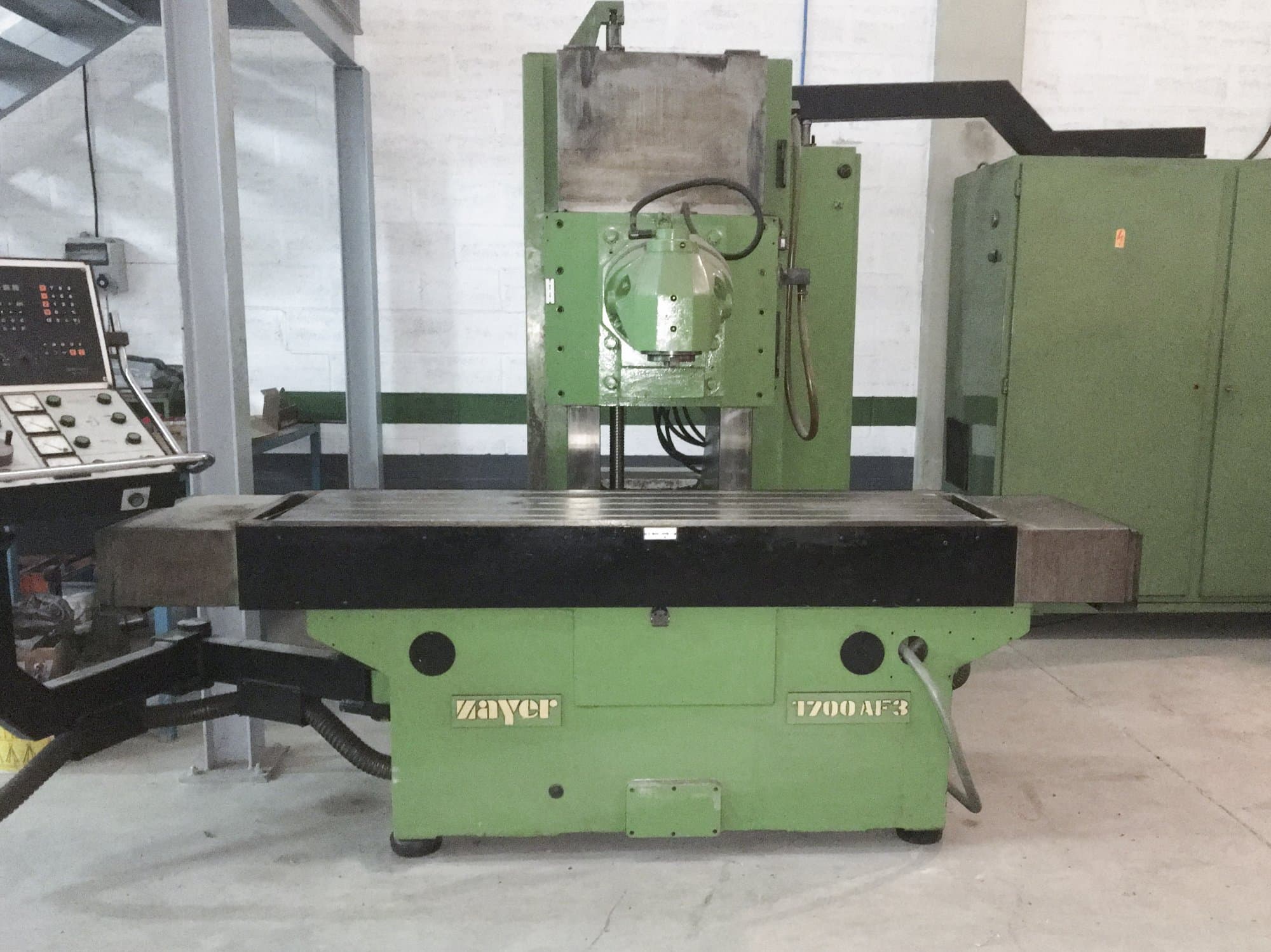Vista frontale della macchina Zayer 1700 AF3