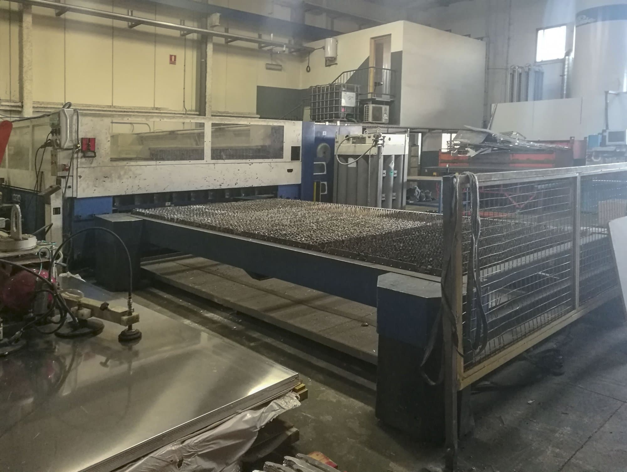 Vista lato sinistro della macchina Trumpf Trumatic L4030