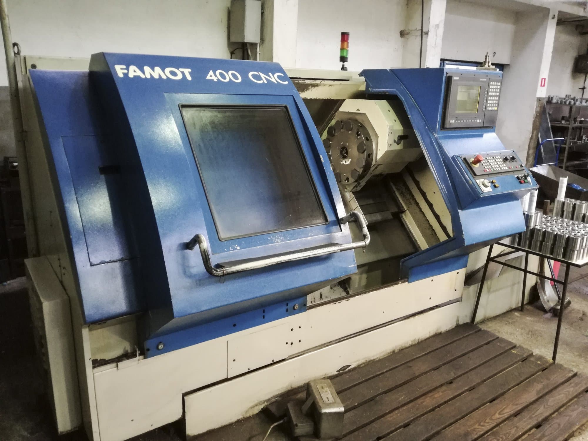 Vista lato sinistro della macchina FAMOT CNC 400