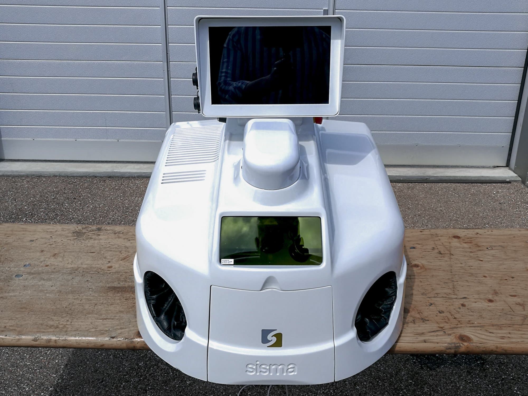 Vista frontale della macchina Sisma LM-DV 100