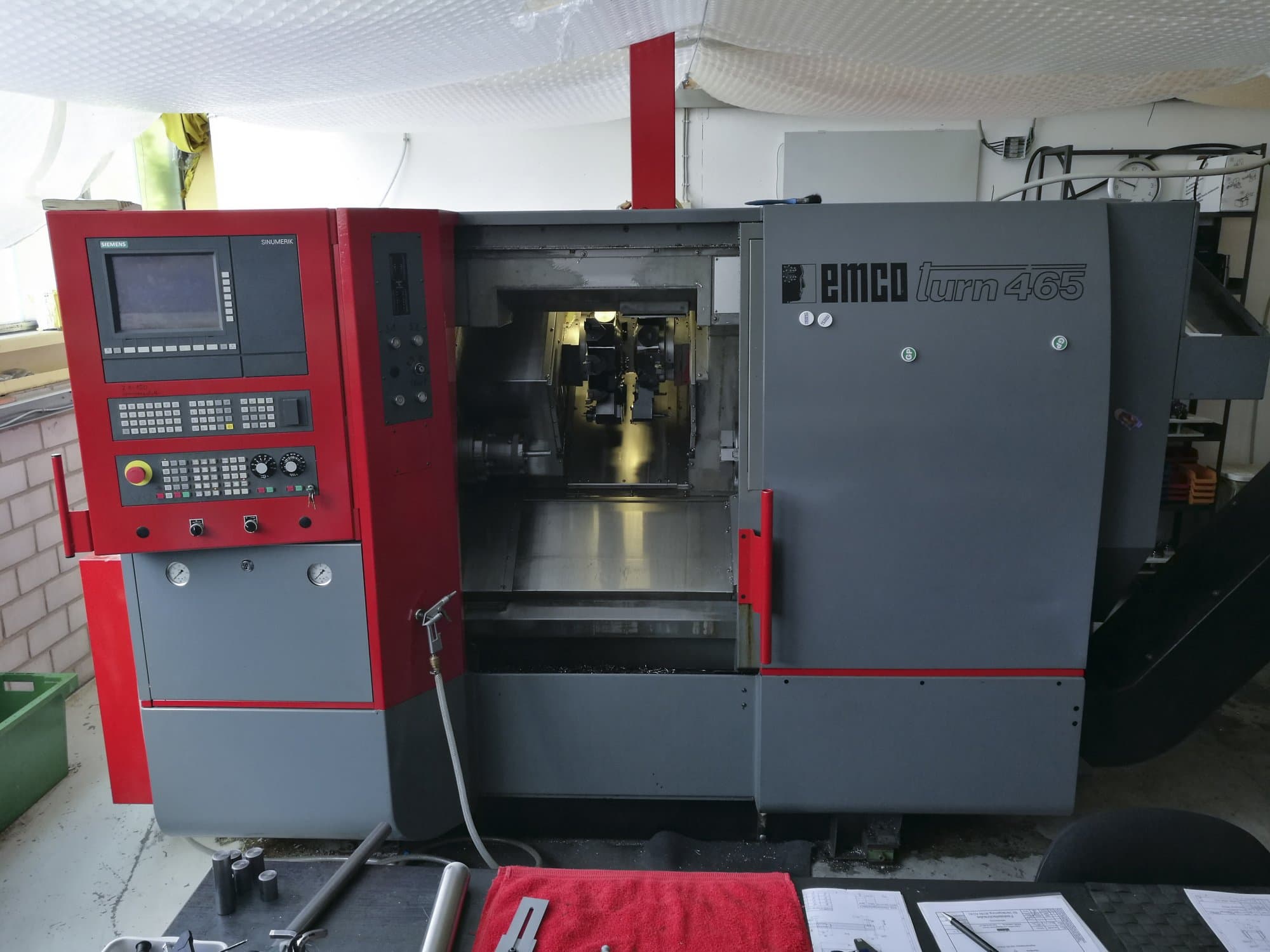 Vista frontale della macchina EMCO EMCOTURN 465 DS