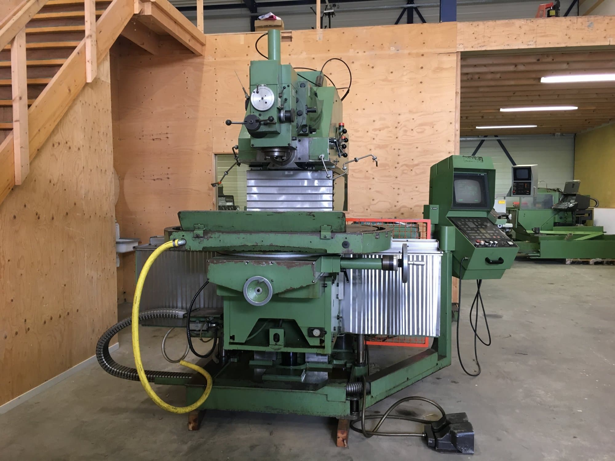 Vista frontale della macchina Maho MH 1000 C