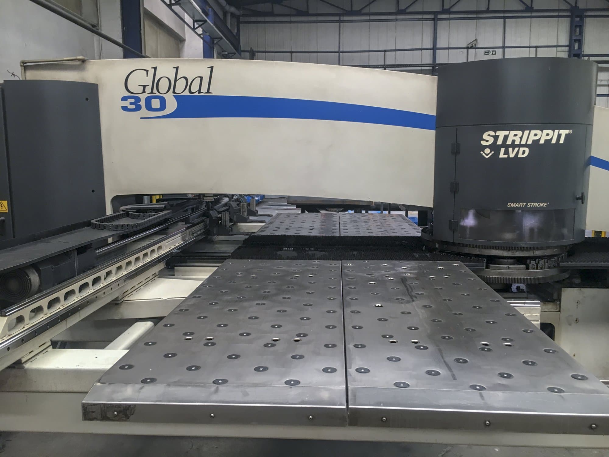 Vista frontale della macchina LVD STRIPPIT Global 30 1525