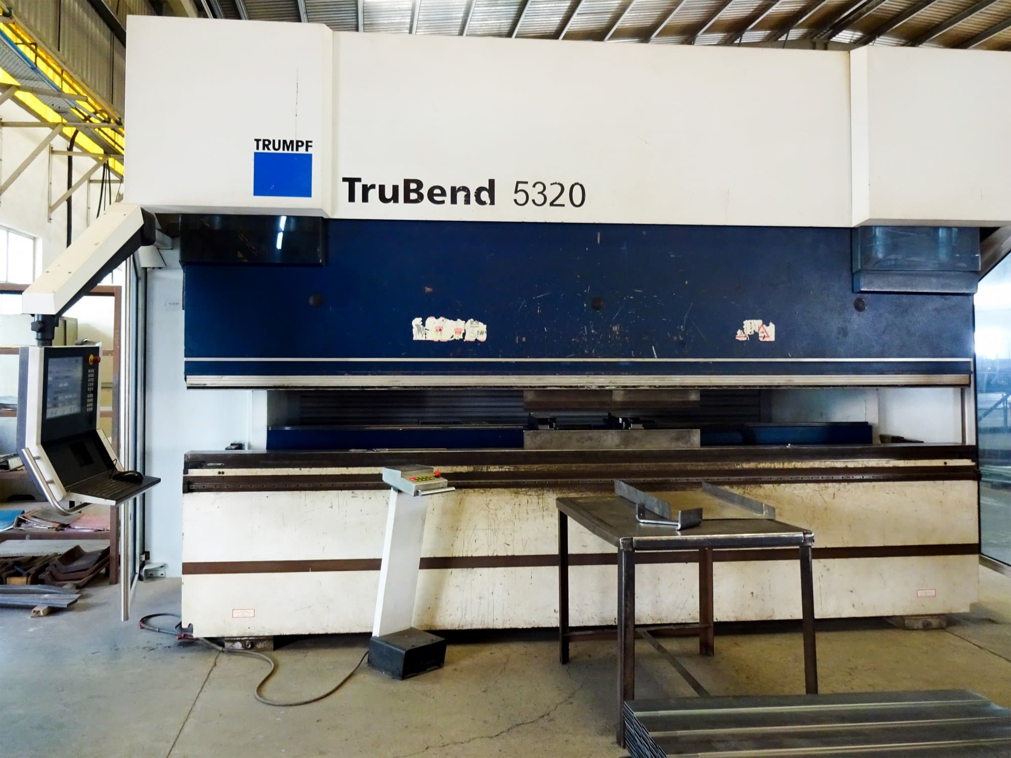 Vista frontale della macchina Trumpf TruBend 5320