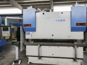 Vista frontale della macchina LVD PPEB 80/25 CAD-CNC