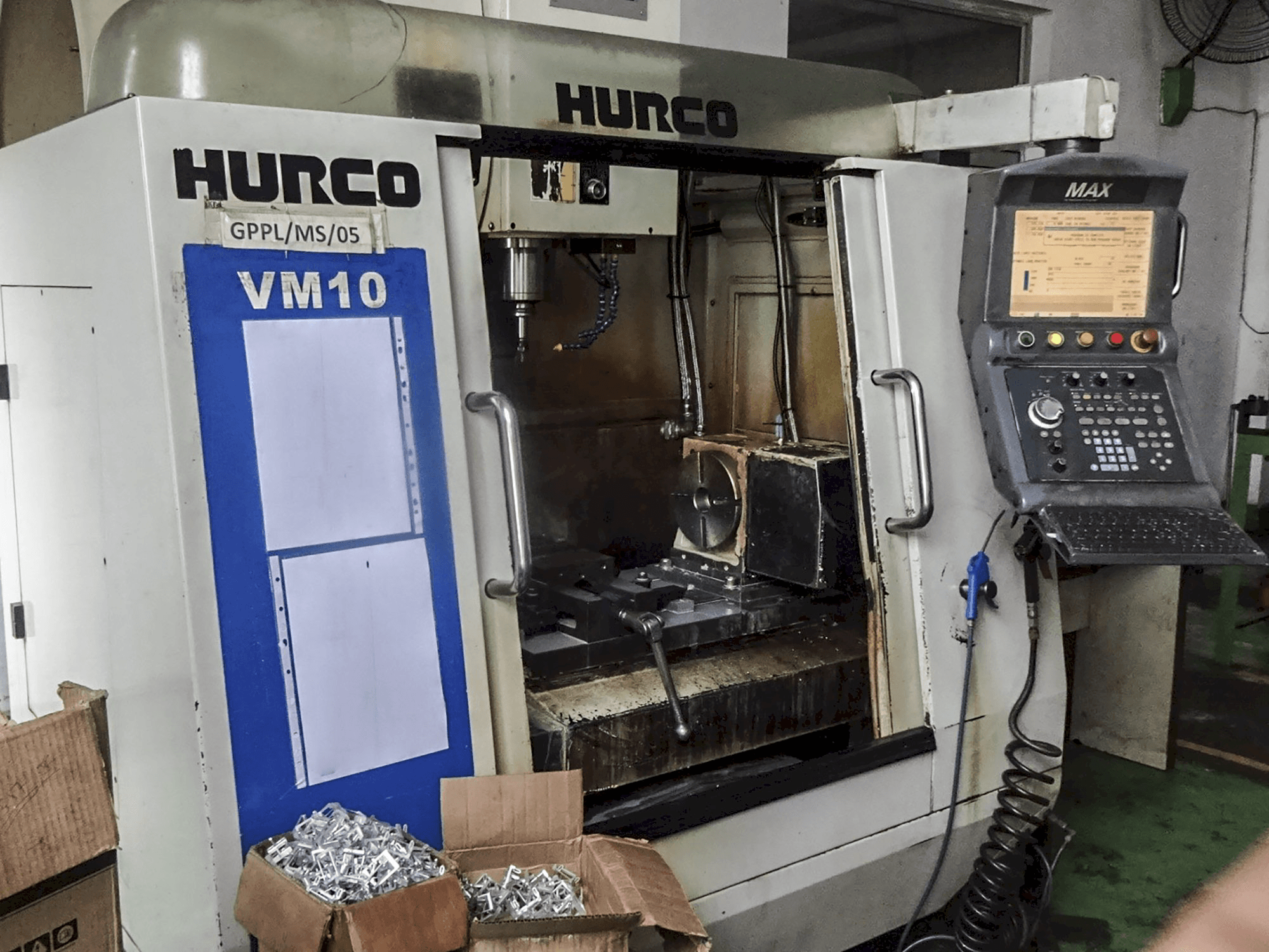 Vista lato sinistro della macchina Hurco VM10