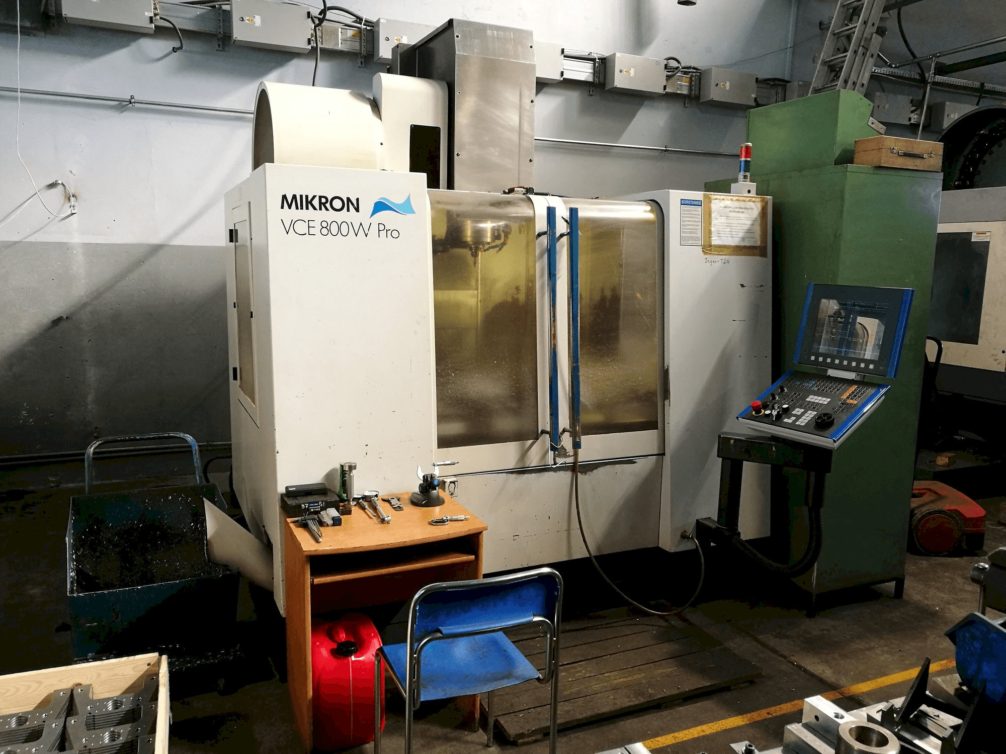 Vista frontale della macchina MIKRON VCE 800W Pro