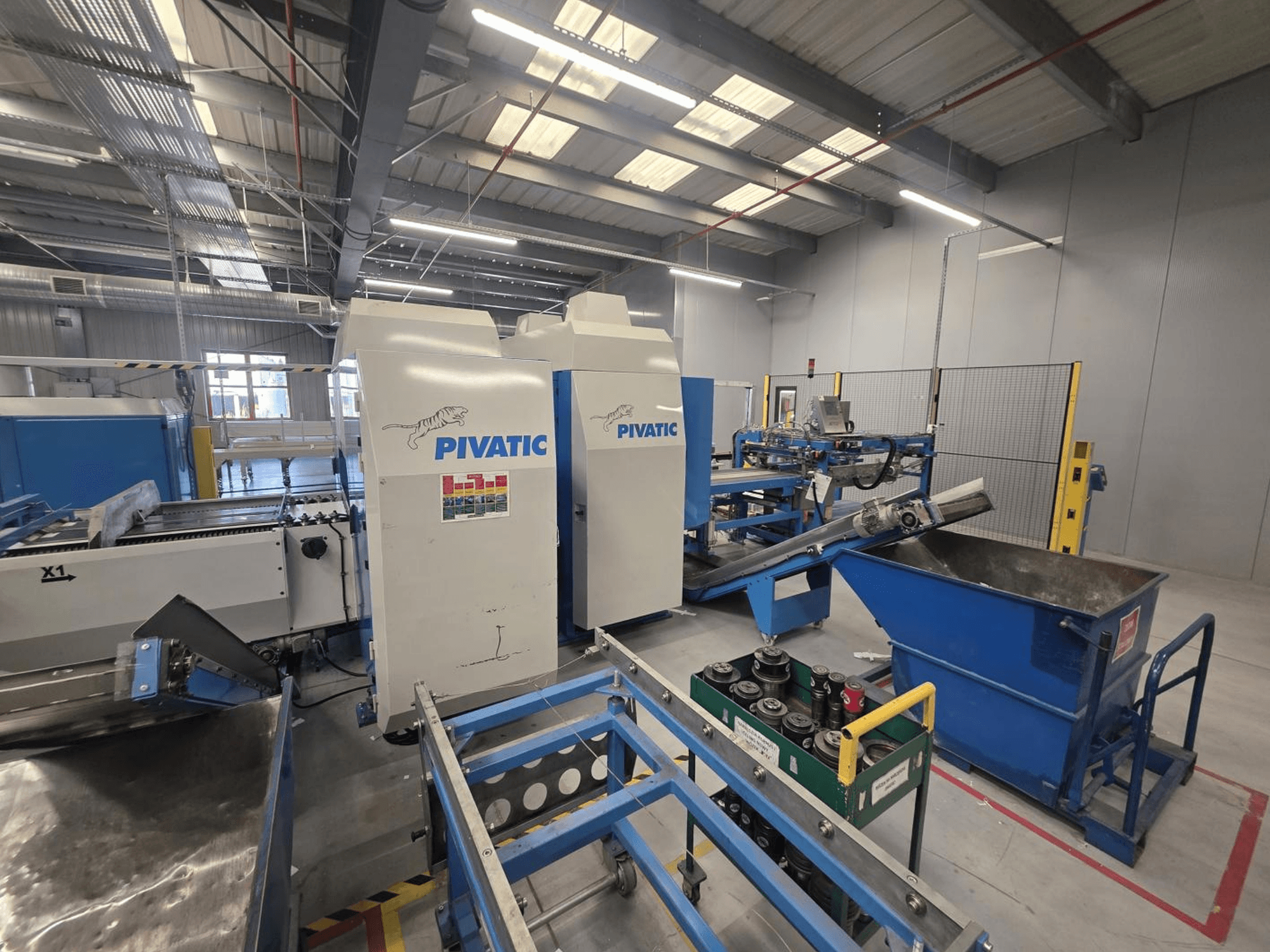Punzonatrice CNC Pivatic PCC80-e TT HT, vista frontale che mostra la configurazione operativa, il nastro trasportatore e il contenitore per gli scarti.