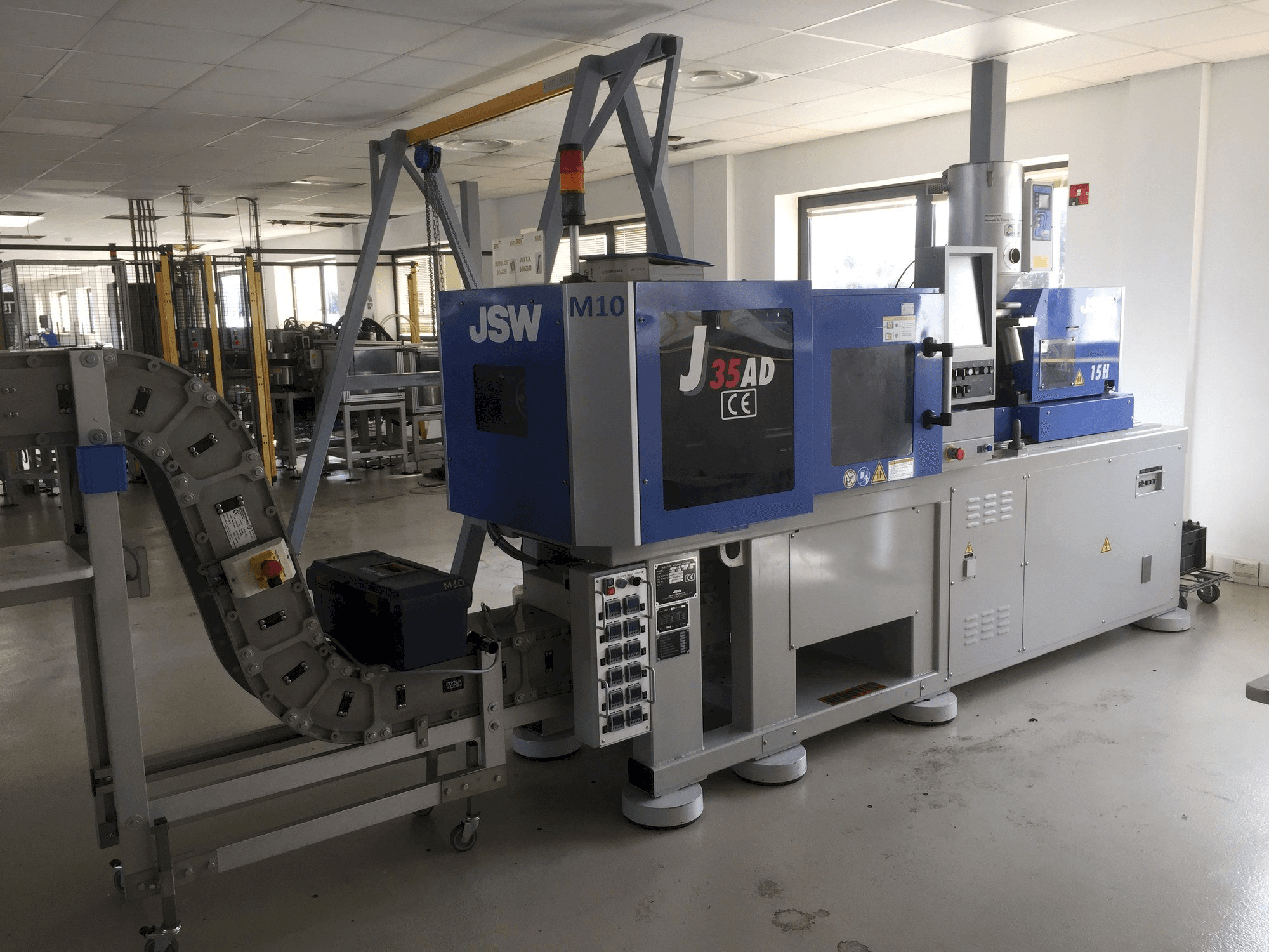 Vista frontale della macchina JSW J 35 AD 15 H