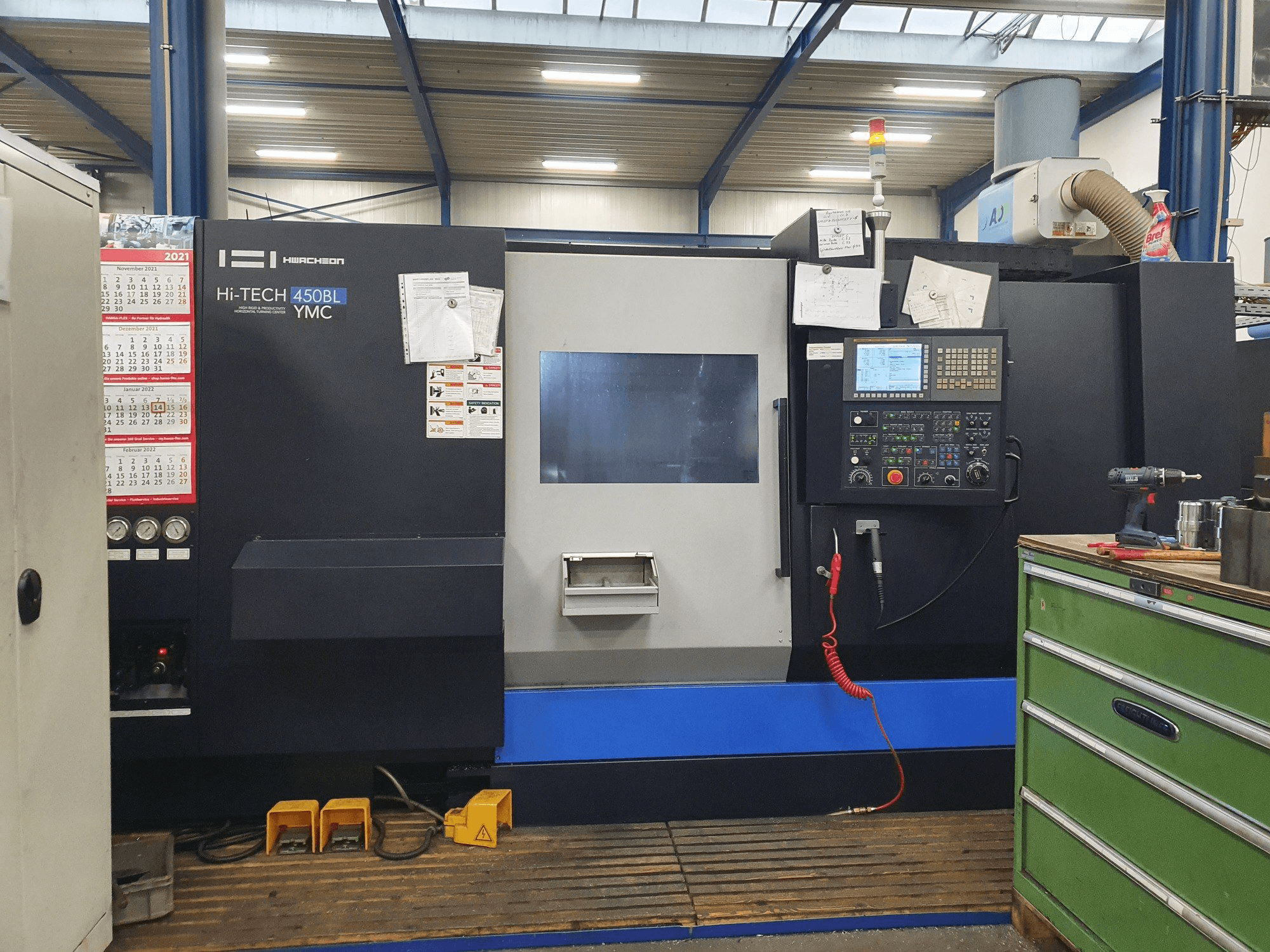 Vista frontale della macchina HWACHEON HI-TECH 450BL YMC