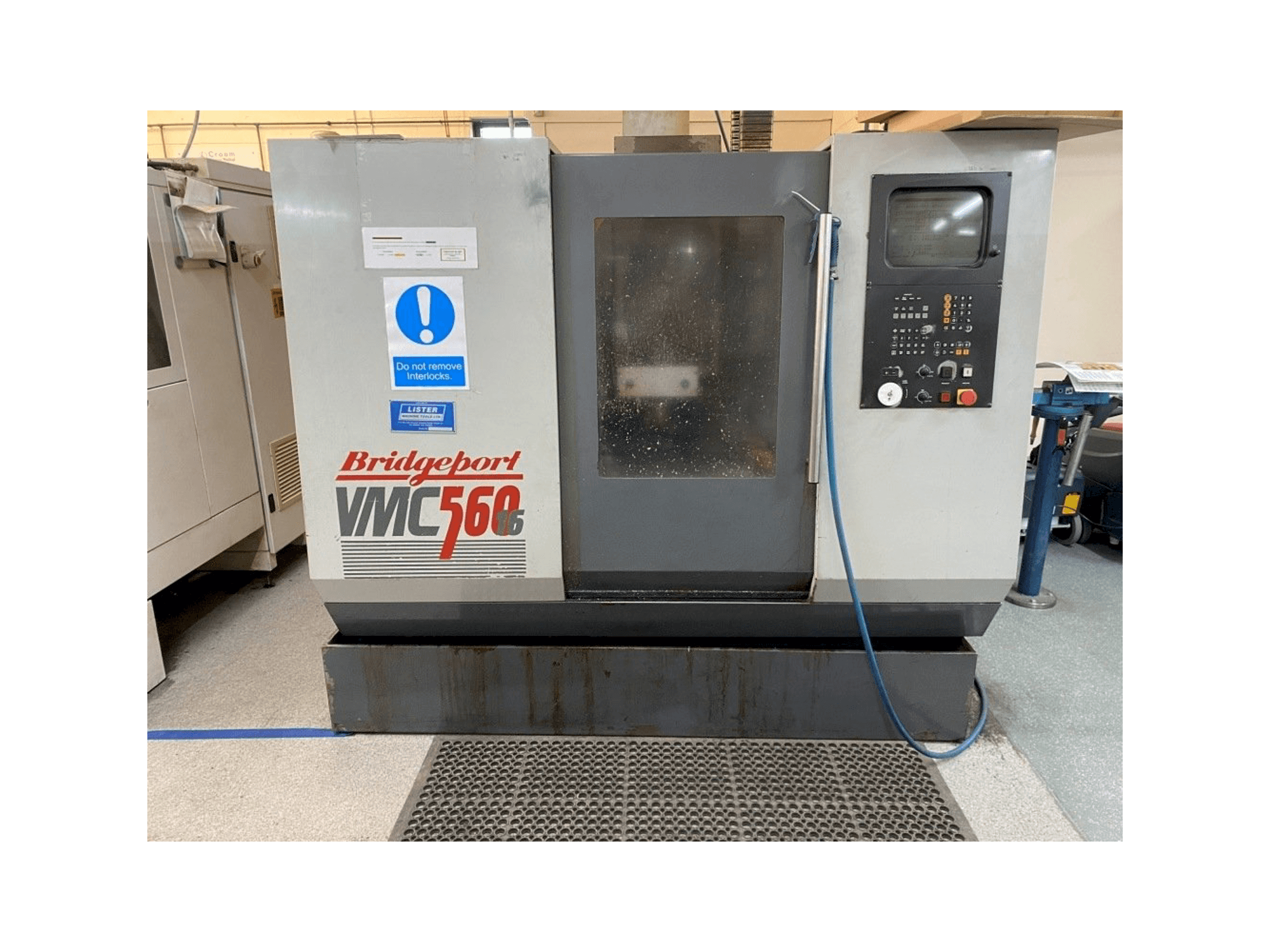 Vista frontale della macchina Bridgeport VMC 560/16