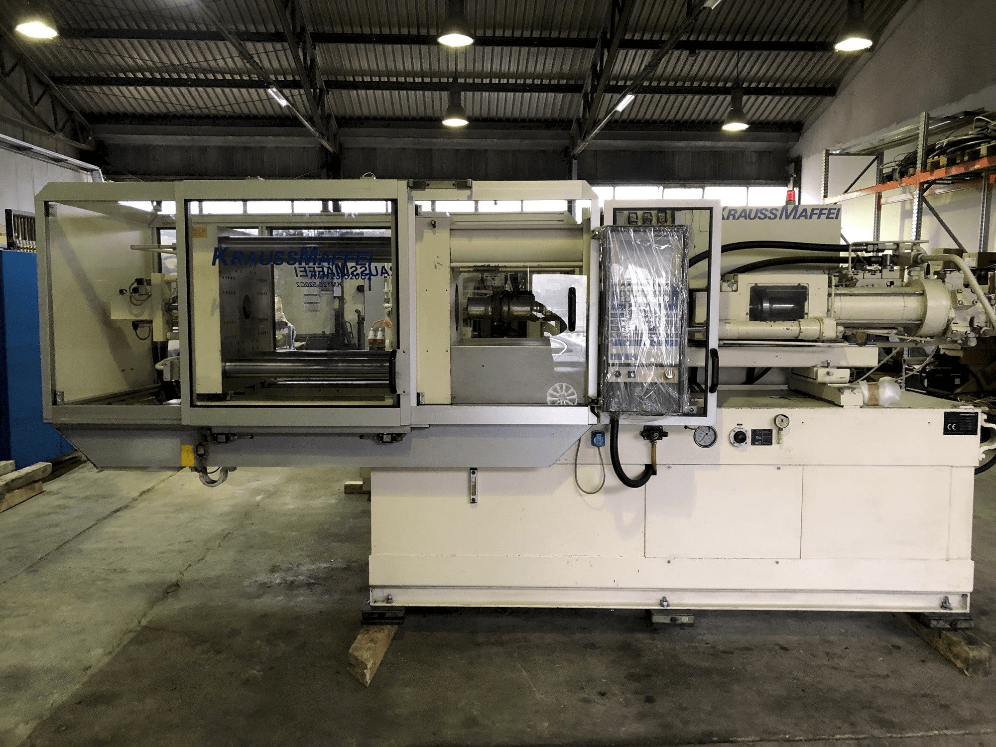 Vista frontale della macchina Krauss Maffei 125-520