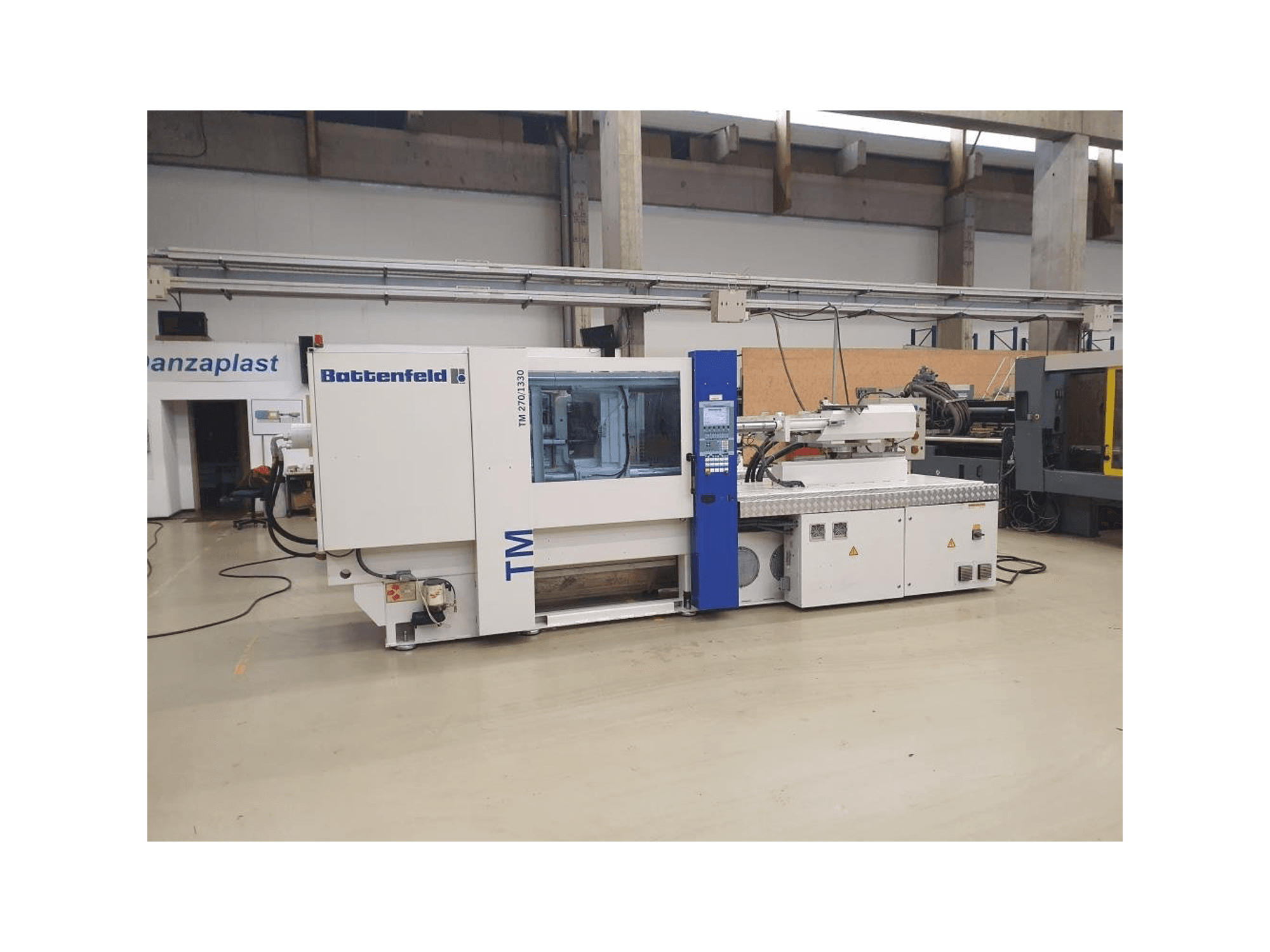 Vista frontale della macchina Battenfeld TM 2700 / 1330 B4