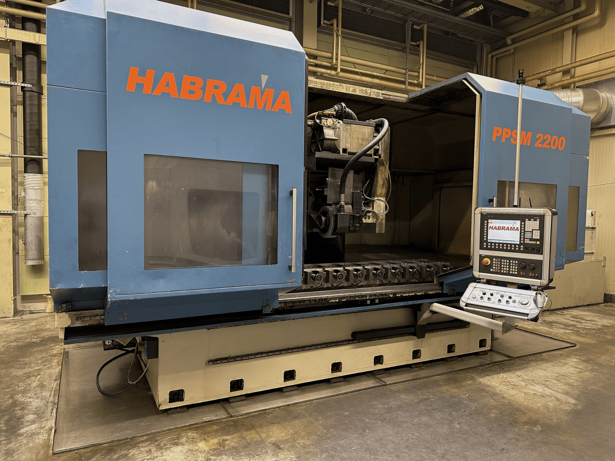 La fresatrice Habraman PPSM 2200, vista frontale, presenta il pannello di controllo e il portautensili a vista con slot di serraggio multipli.