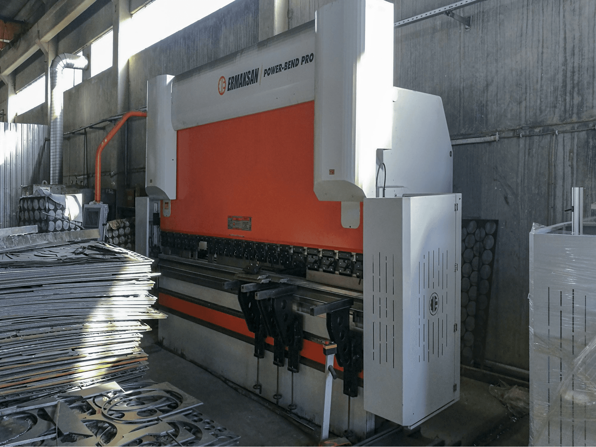 Vista lato destro della macchina ERMAKSAN POWER-BEND PRO