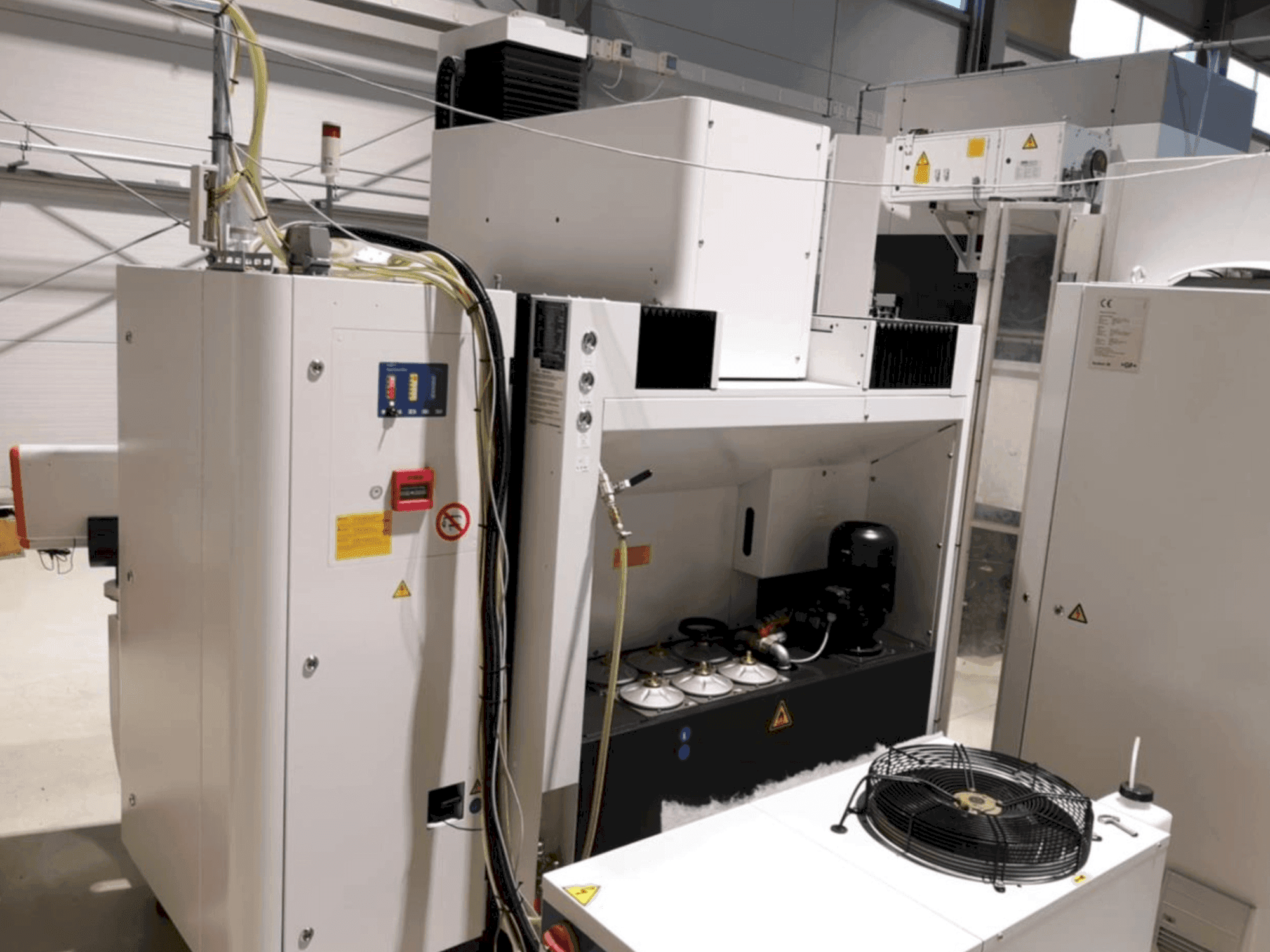 Vista frontale della macchina AgieCharmilles FORM P 600