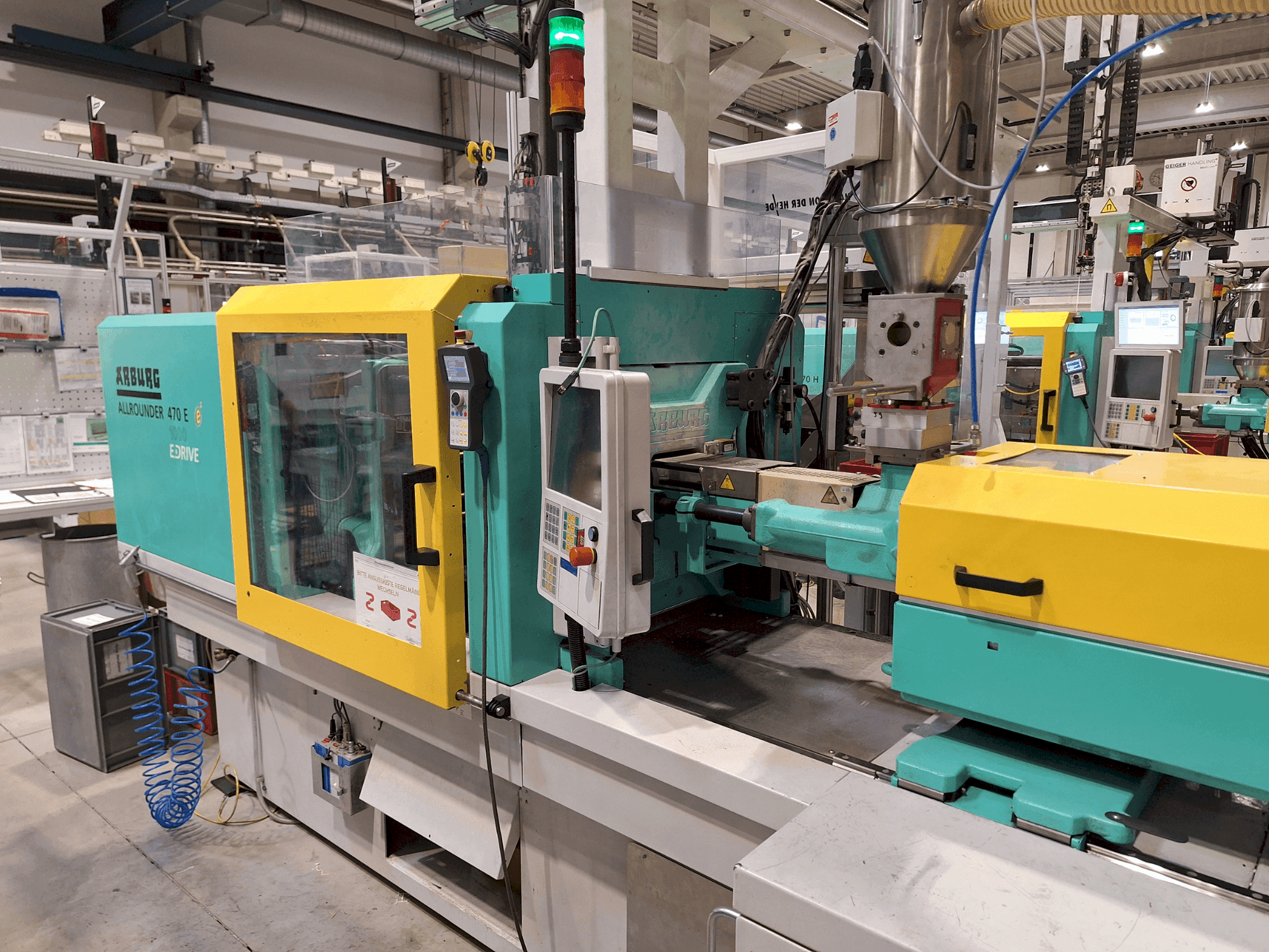 Vista frontale della macchina Arburg 470 E 1000-700 (2011)