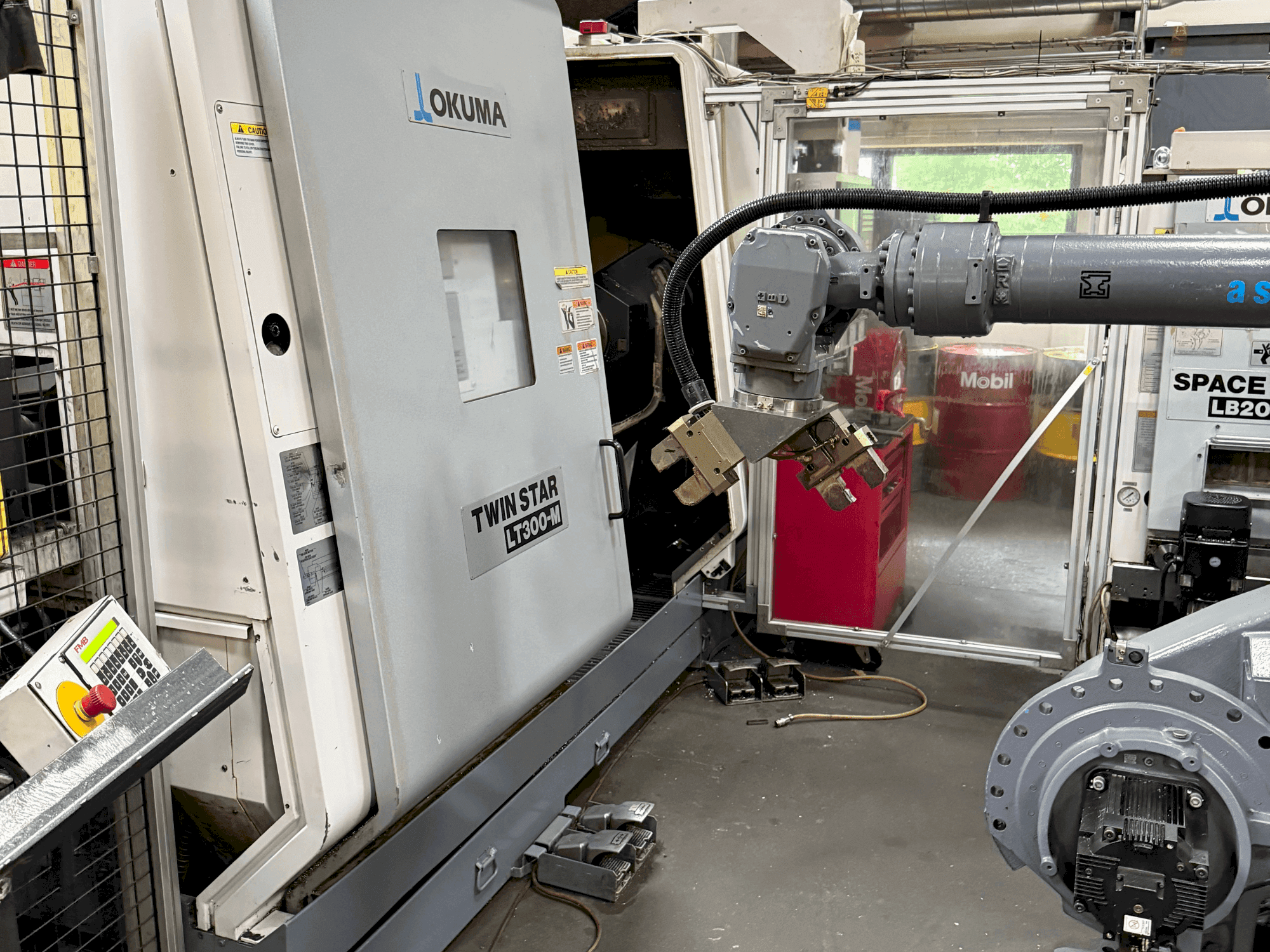 Vista frontale della macchina Okuma Twinstar LT300-M