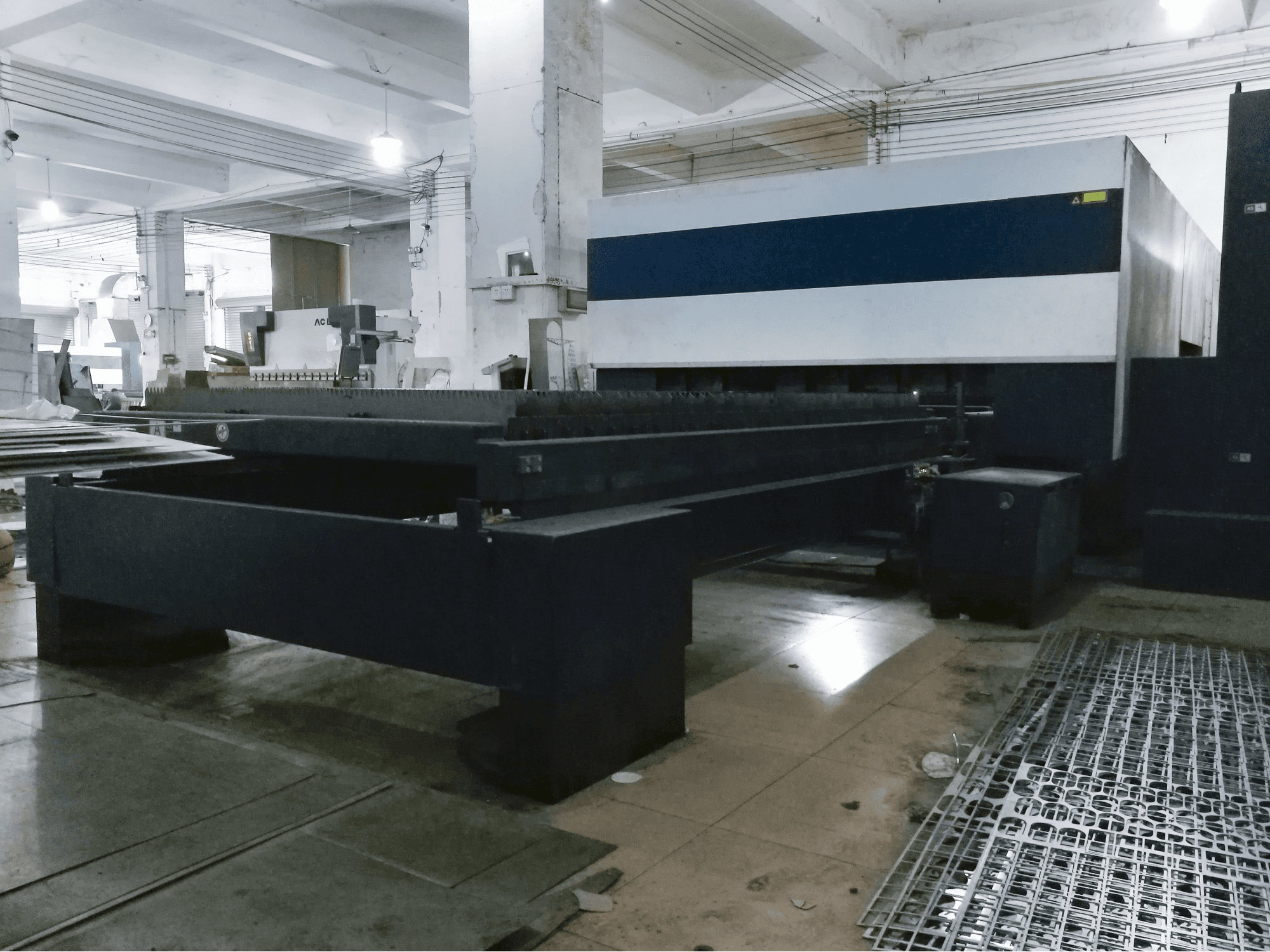 Vista lato destro 1 della macchina Trumpf TruLaser 3030