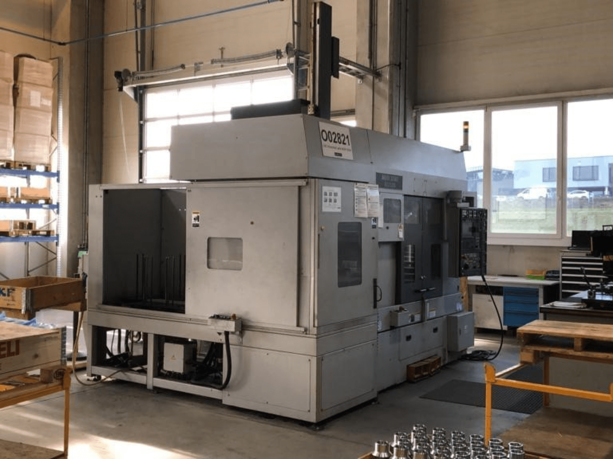 Tornio multimandrino MORI SEIKI RL2500 in un'officina, vista frontale e area di produzione con utensili.
