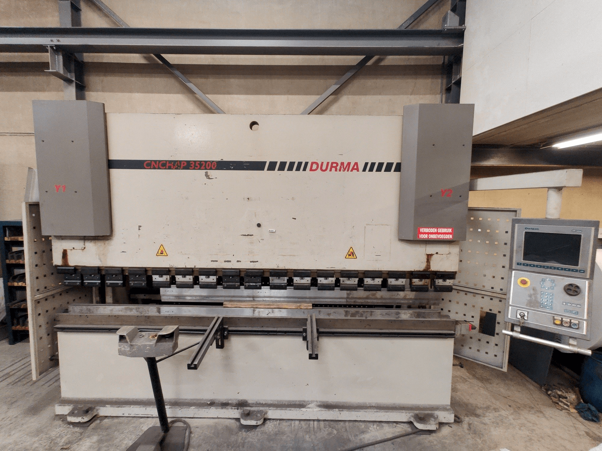 Vista frontale della macchina Durma CNC HAP 35200