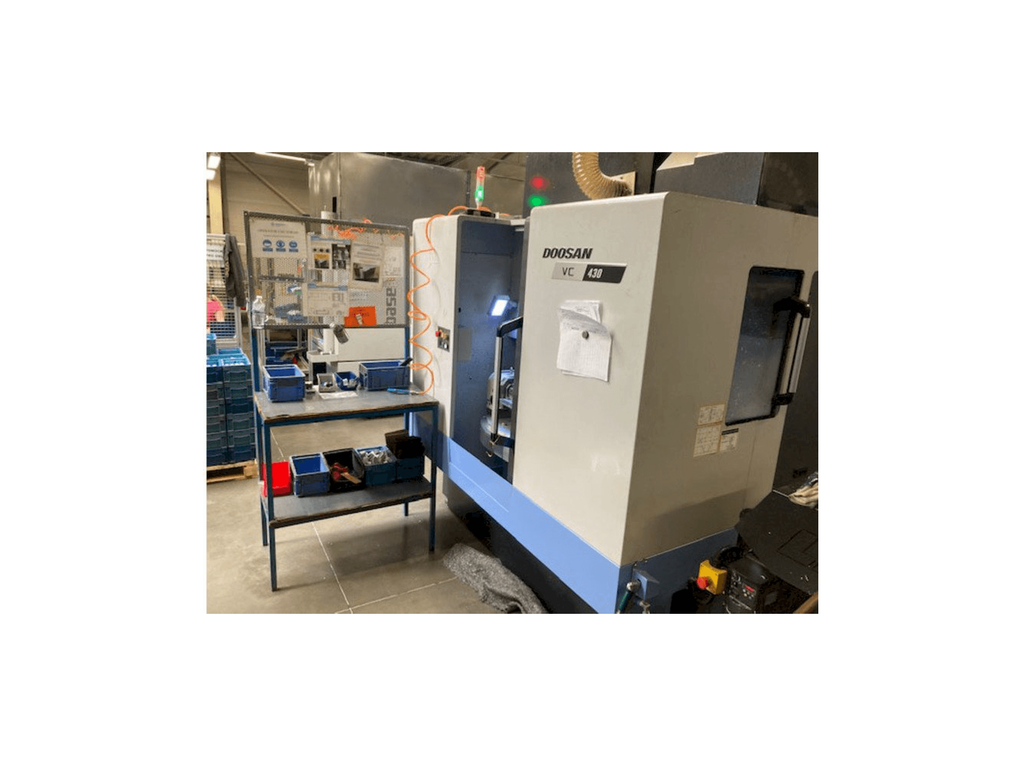 Vista frontale della macchina Doosan VC 430