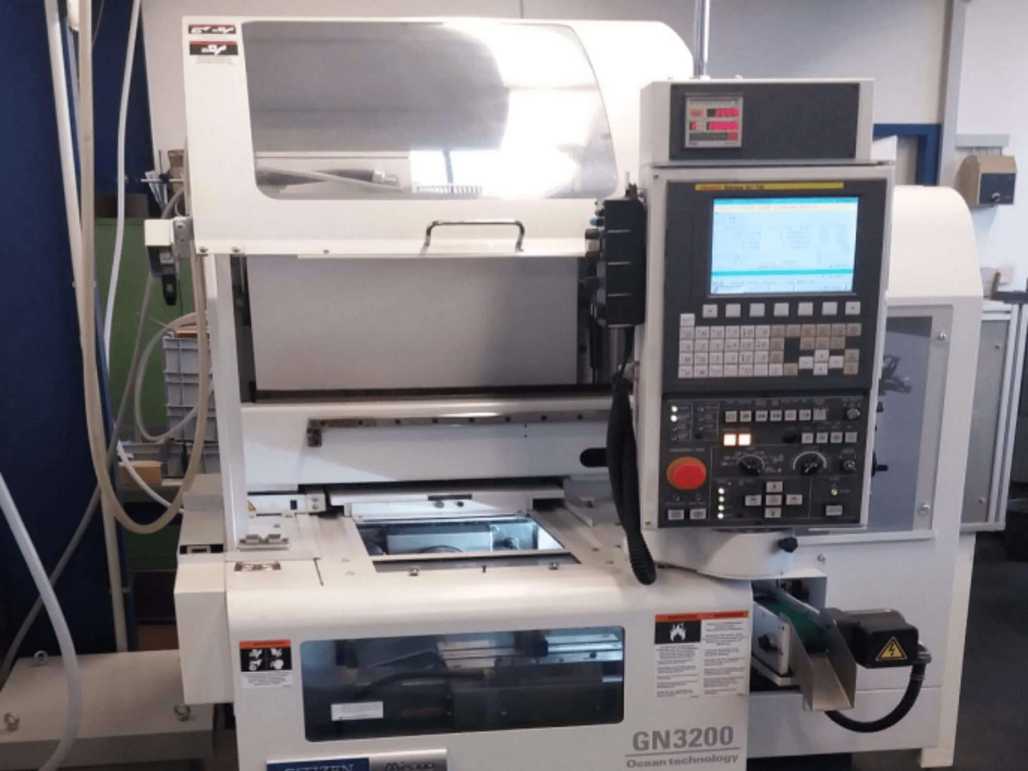 Tornio orizzontale Citizen MIYANO GN 3200, vista frontale, con pannello di controllo e componenti operativi.