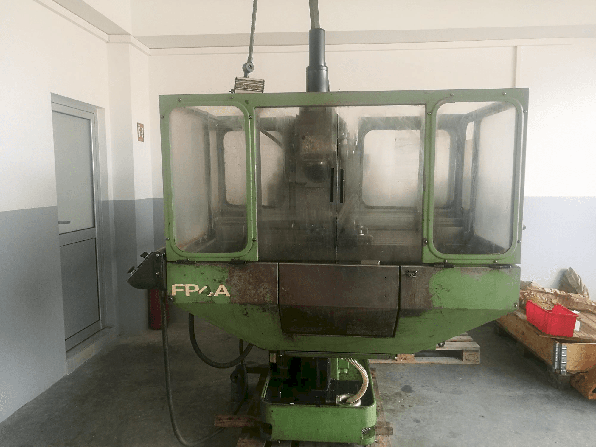 Vista frontale della macchina DECKEL FP4A