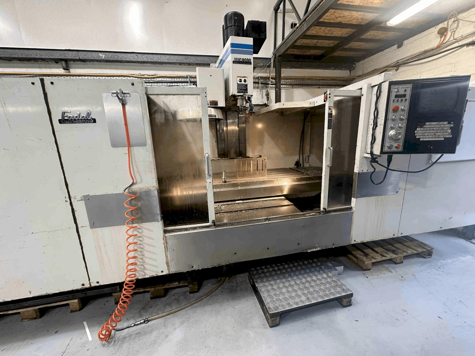 Vista frontale della macchina FADAL VMC8030HT