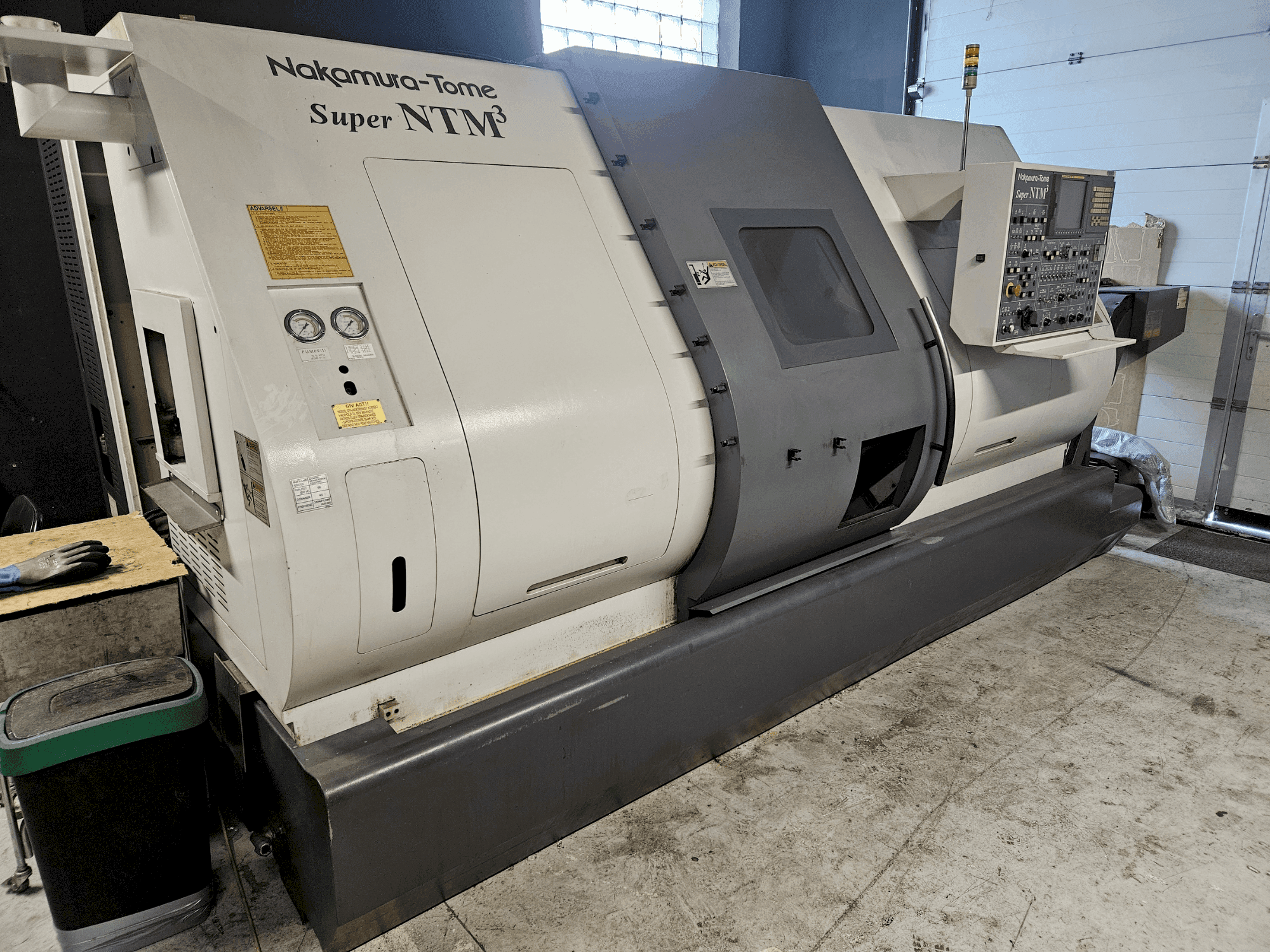 Vista frontale della macchina NAKAMURA-TOME Super NTM3