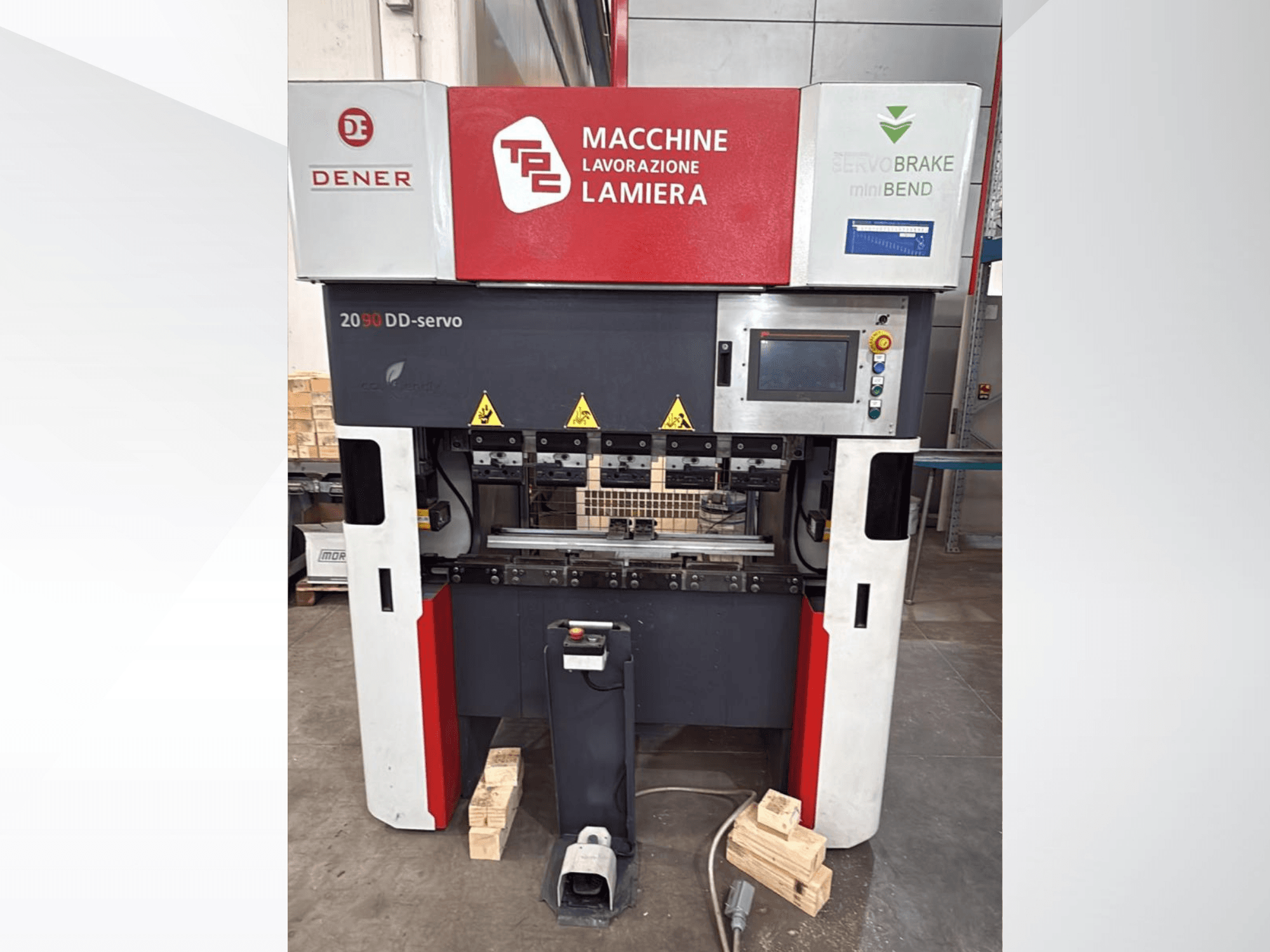 Piegatrice DENER DDS 2090 vista frontale, con pannello di controllo, etichette di sicurezza e base di supporto in legno.